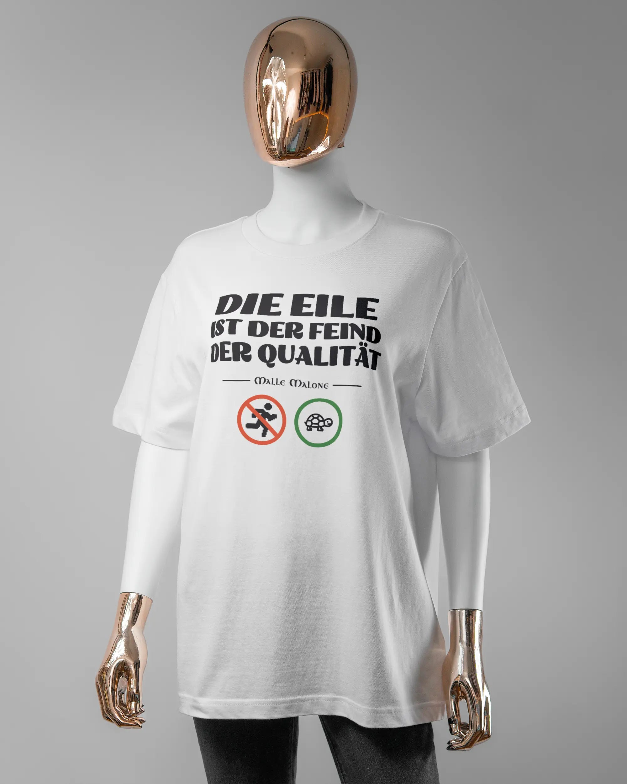 Vorderseite des Organic Unisex T-Shirt Relaxed von Maondo mit dem Design Keine Eile in der Farbe White und in der Größe S getragen von einer femininen Puppe