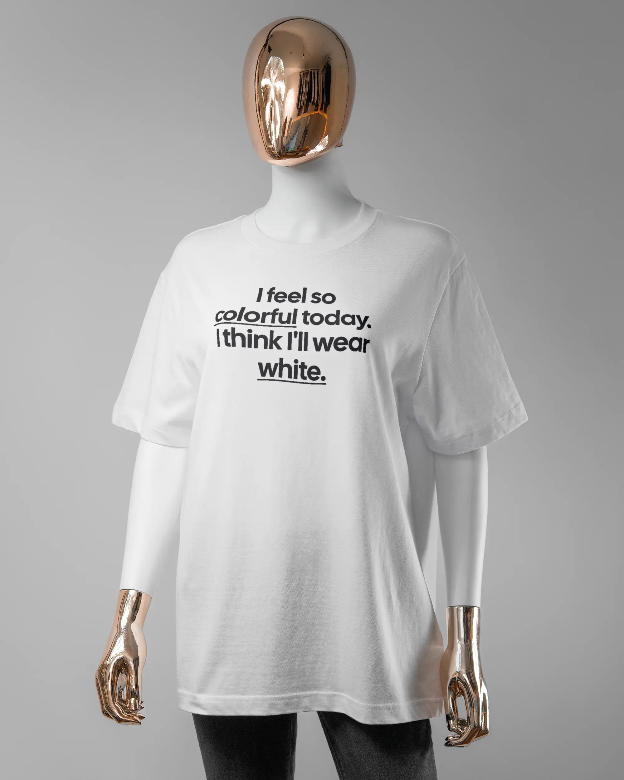 Vorderseite des Organic Unisex T-Shirt Relaxed von Maondo mit dem Design Colorful Day in der Farbe White und in der Größe S getragen von einer femininen Puppe