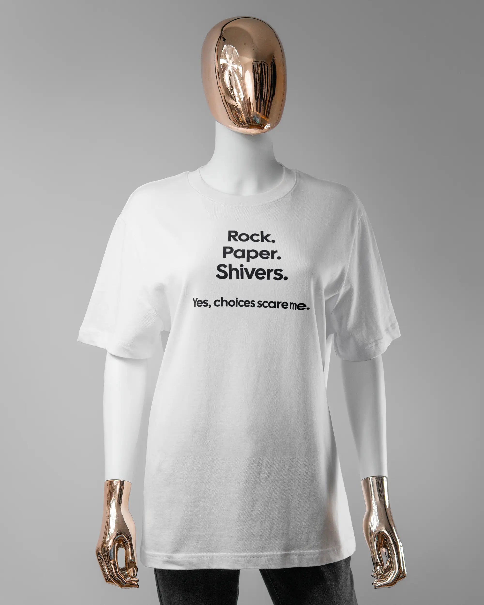 Vorderseite des Organic Unisex T-Shirt Relaxed von Maondo mit dem Design Rock Paper Shivers in der Farbe White und in der Größe S getragen von einer femininen Puppe