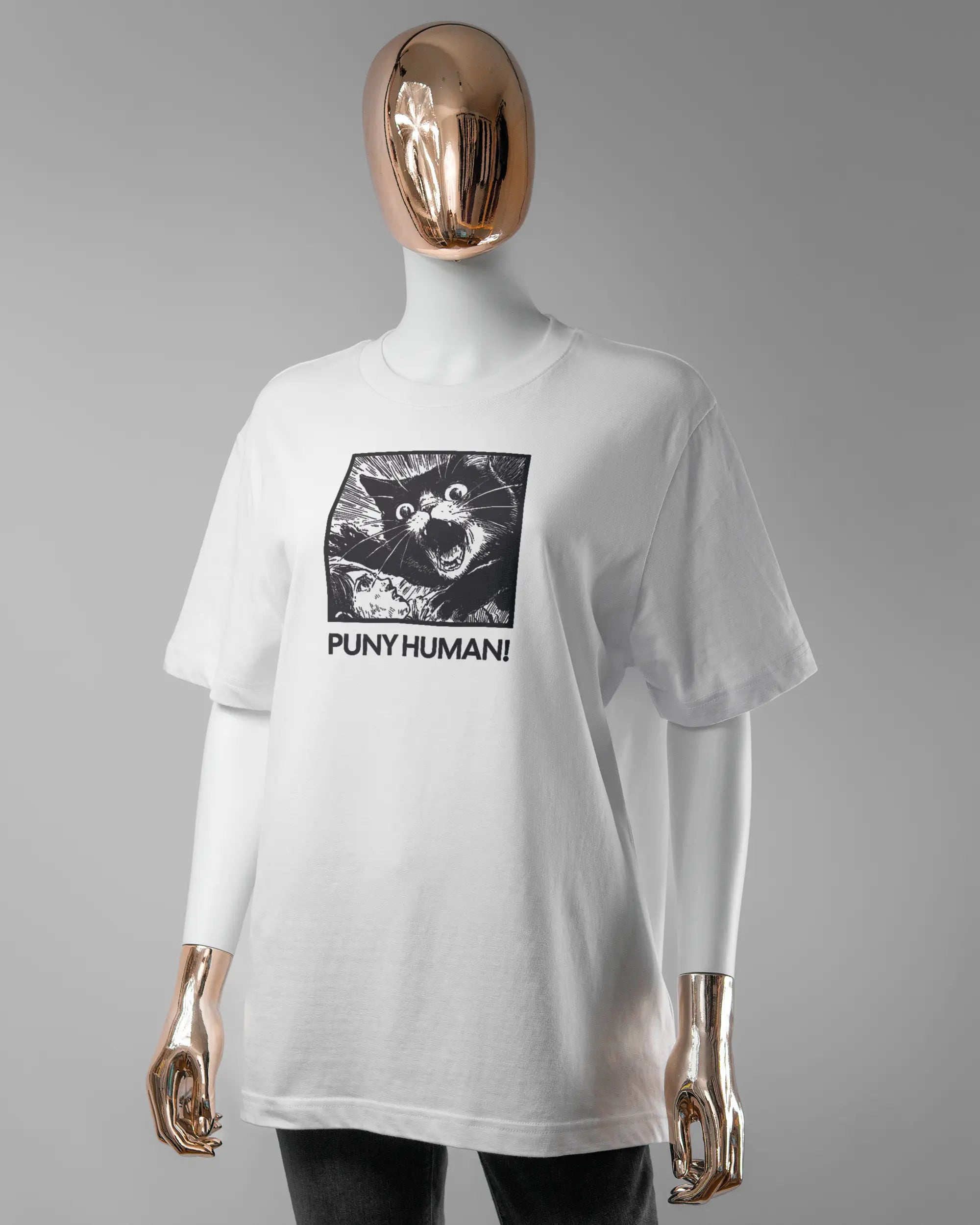 Vorderseite des Organic Unisex T-Shirt Relaxed von Maondo mit dem Design Puny Human in der Farbe White und in der Größe S getragen von einer femininen Puppe