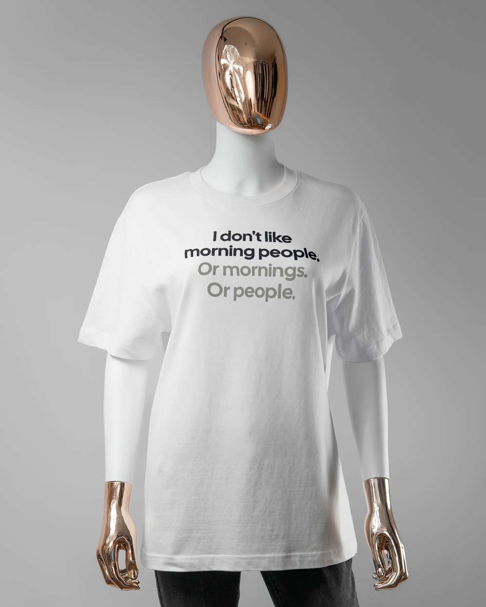 Vorderseite des Organic Unisex T-Shirt Relaxed von Maondo mit dem Design Morning Person in der Farbe White und in der Größe S getragen von einer femininen Puppe