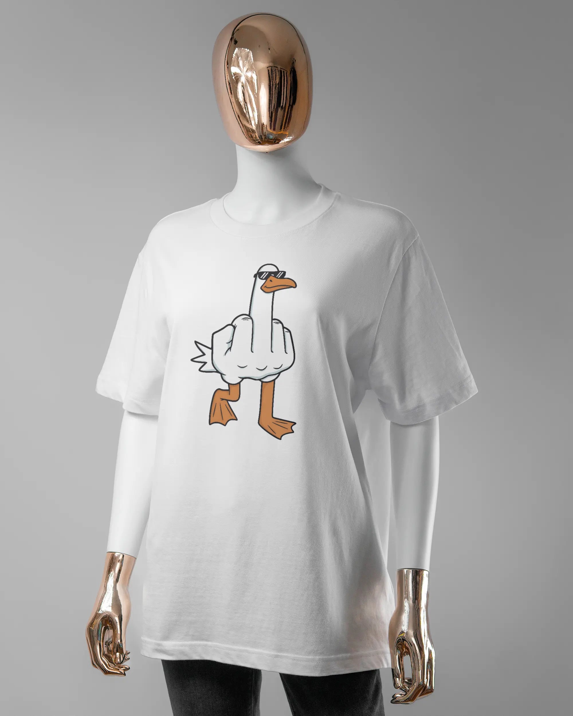 Vorderseite des Organic Unisex T-Shirt Relaxed von Maondo mit dem Design I give a duck in der Farbe White und in der Größe S getragen von einer femininen Puppe