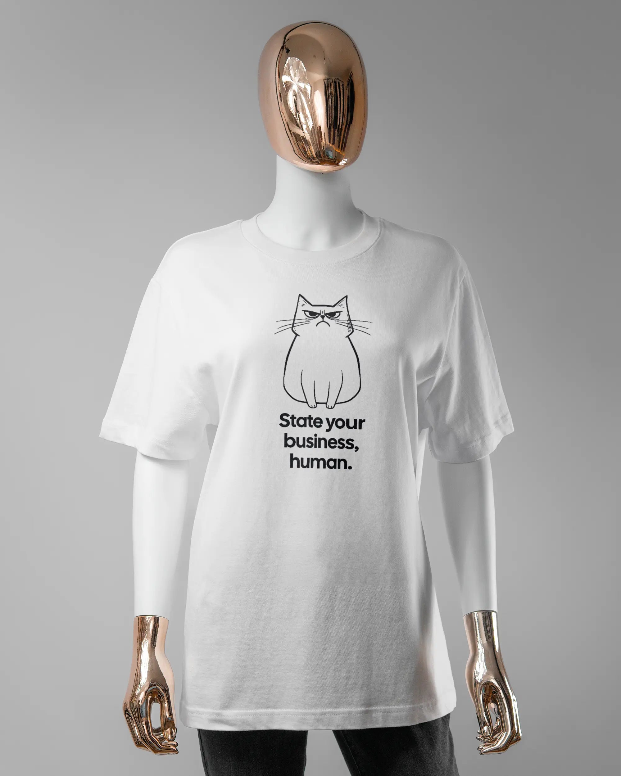 Vorderseite des Organic Unisex T-Shirt Relaxed von Maondo mit dem Design Grumpy Purr in der Farbe White und in der Größe S getragen von einer femininen Puppe