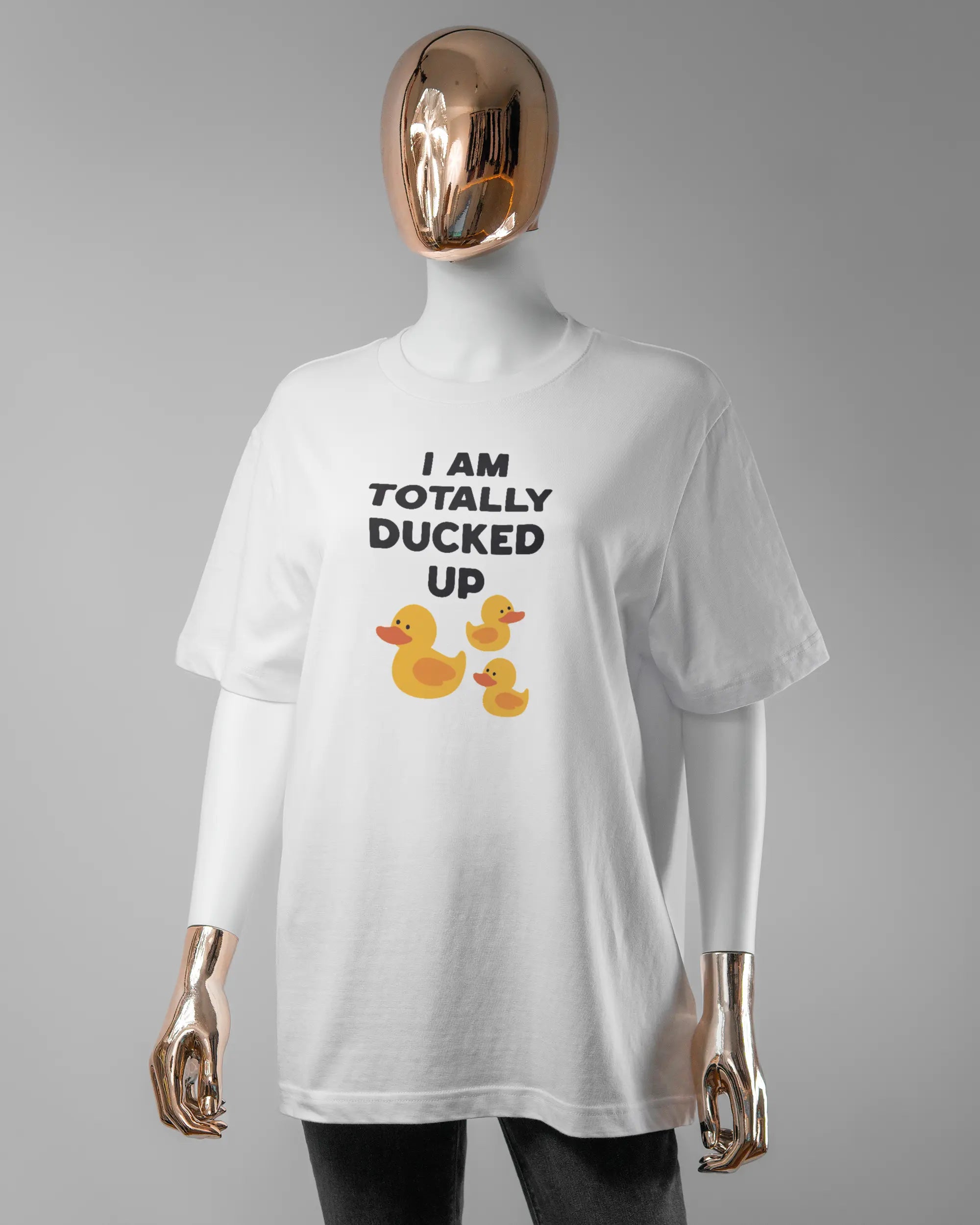 Vorderseite des Organic Unisex T-Shirt Relaxed von Maondo mit dem Design Ducked Up in der Farbe White und in der Größe S getragen von einer femininen Puppe