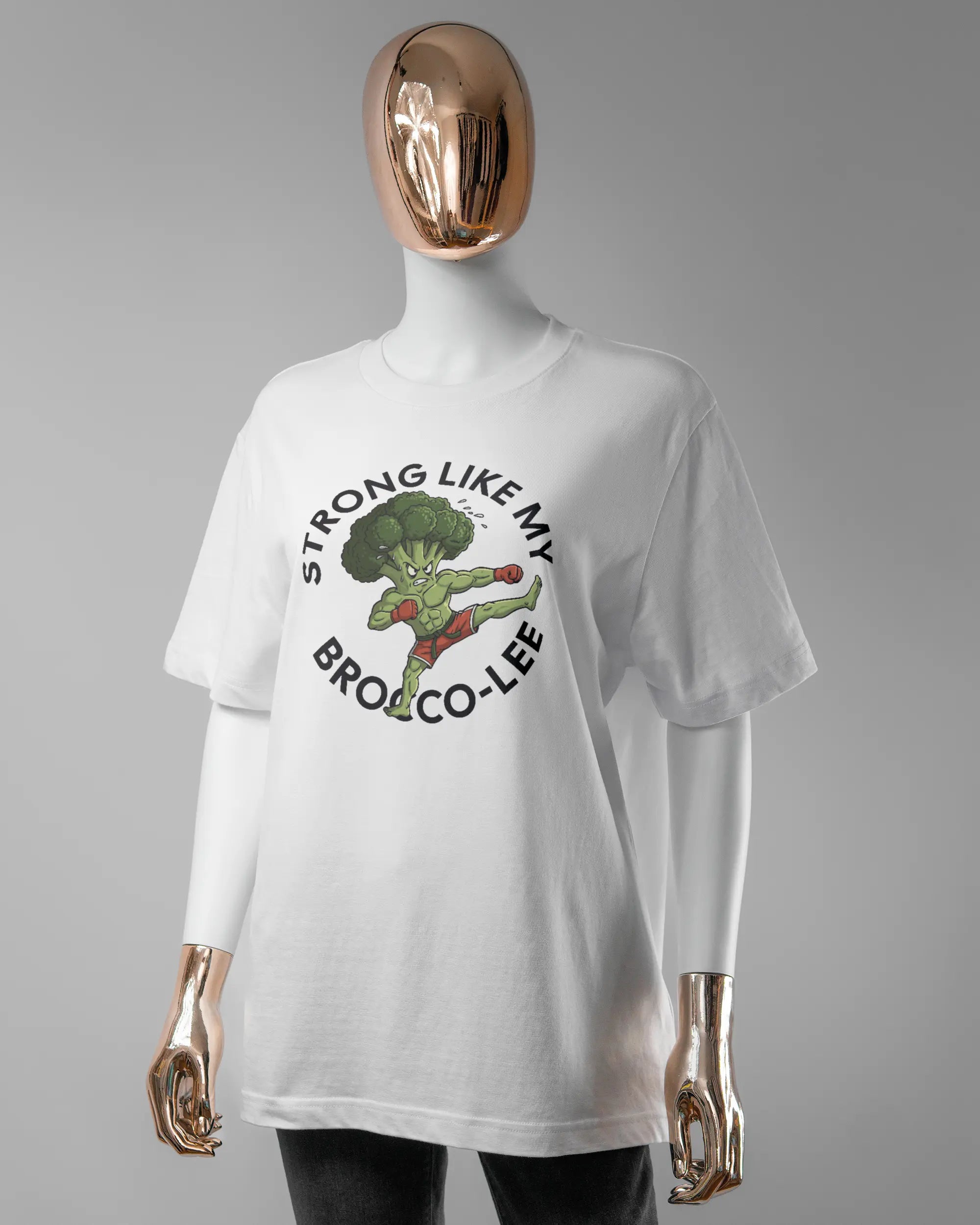 Vorderseite des Organic Unisex T-Shirt Relaxed von Maondo mit dem Design Brocco-Lee in der Farbe White und in der Größe S getragen von einer femininen Puppe