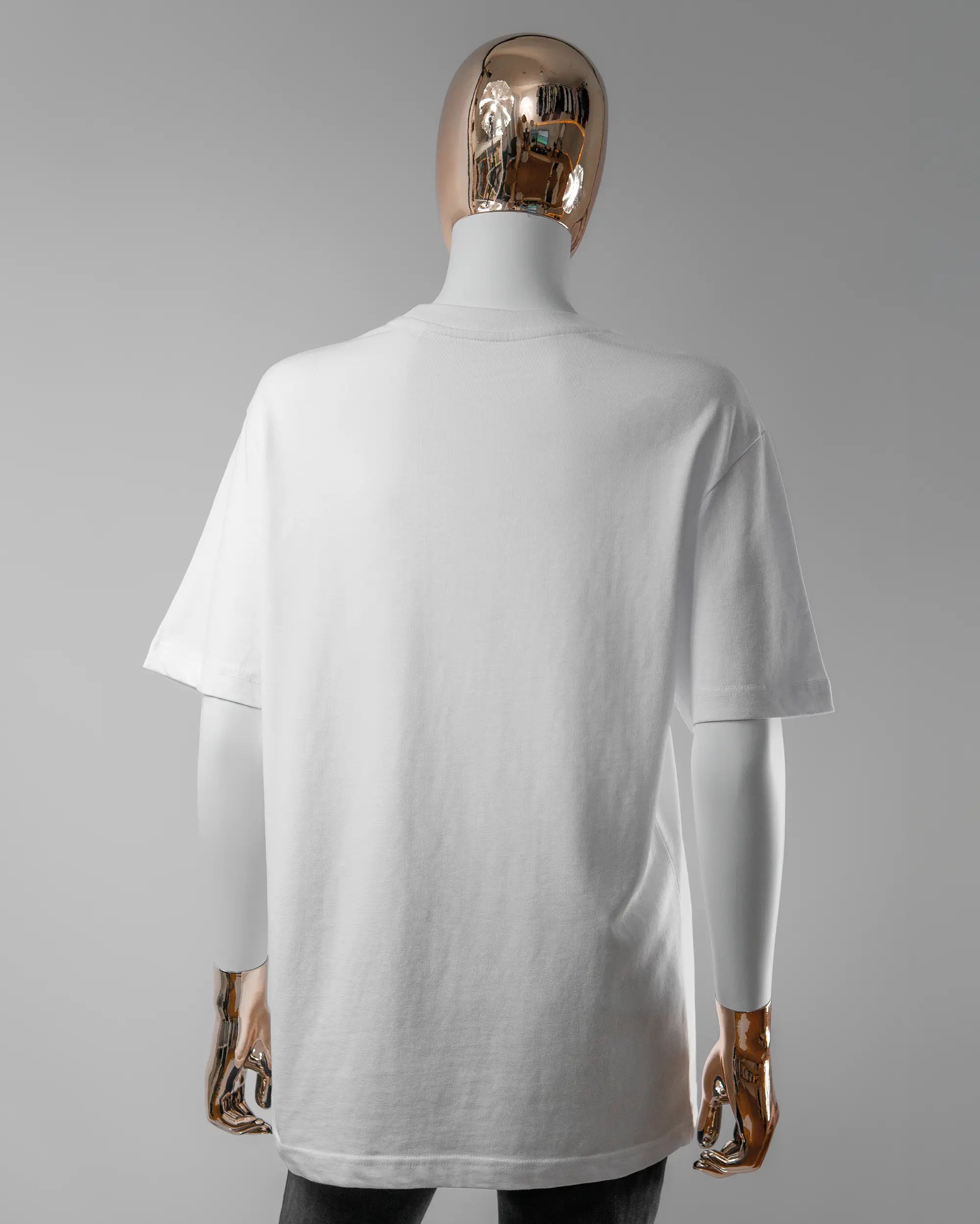 Rückseite des Organic Unisex T-Shirt Relaxed von Maondo ohne Motiv in der Farbe White und in der Größe S getragen von einer femininen Puppe