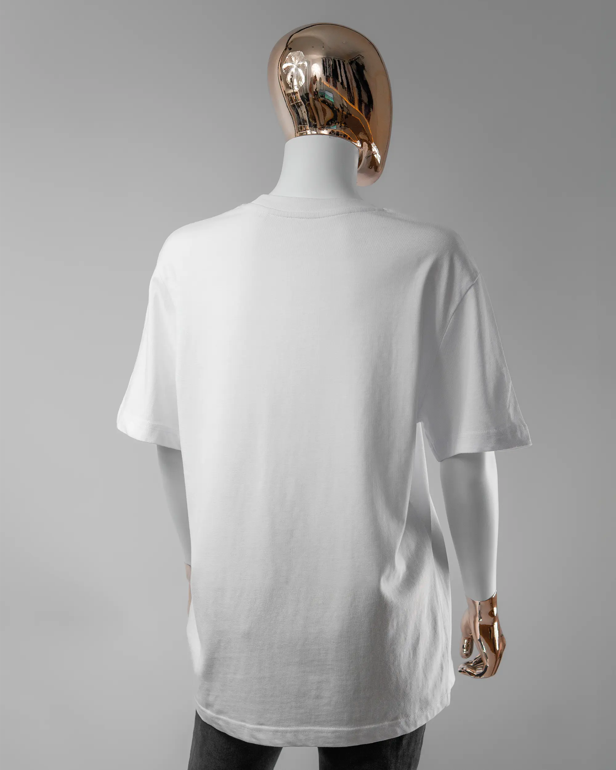 Rückseite des Organic Unisex T-Shirt Relaxed von Maondo ohne Motiv in der Farbe White und in der Größe S getragen von einer femininen Puppe