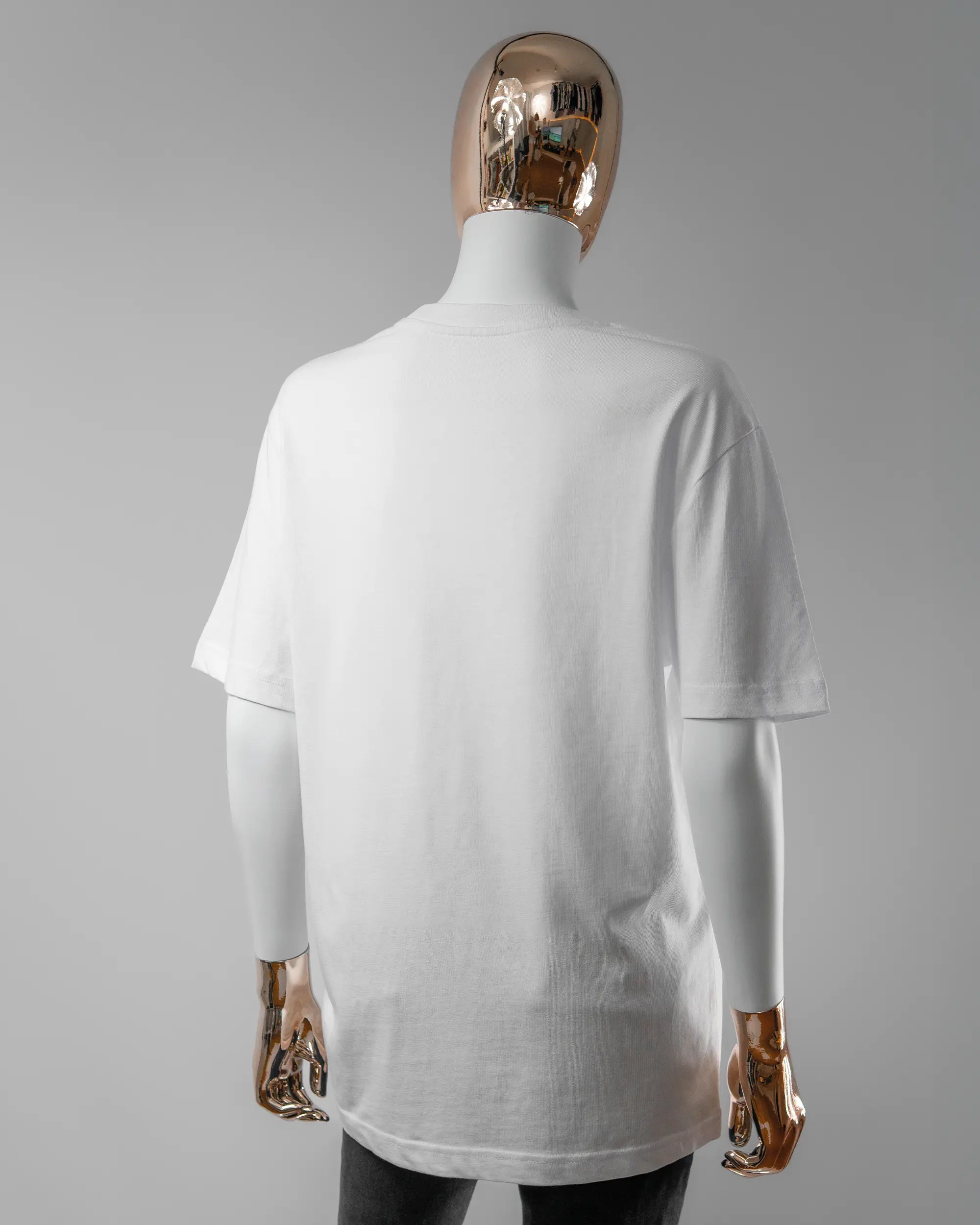 Rückseite des Organic Unisex T-Shirt Relaxed von Maondo ohne Motiv in der Farbe White und in der Größe S getragen von einer femininen Puppe