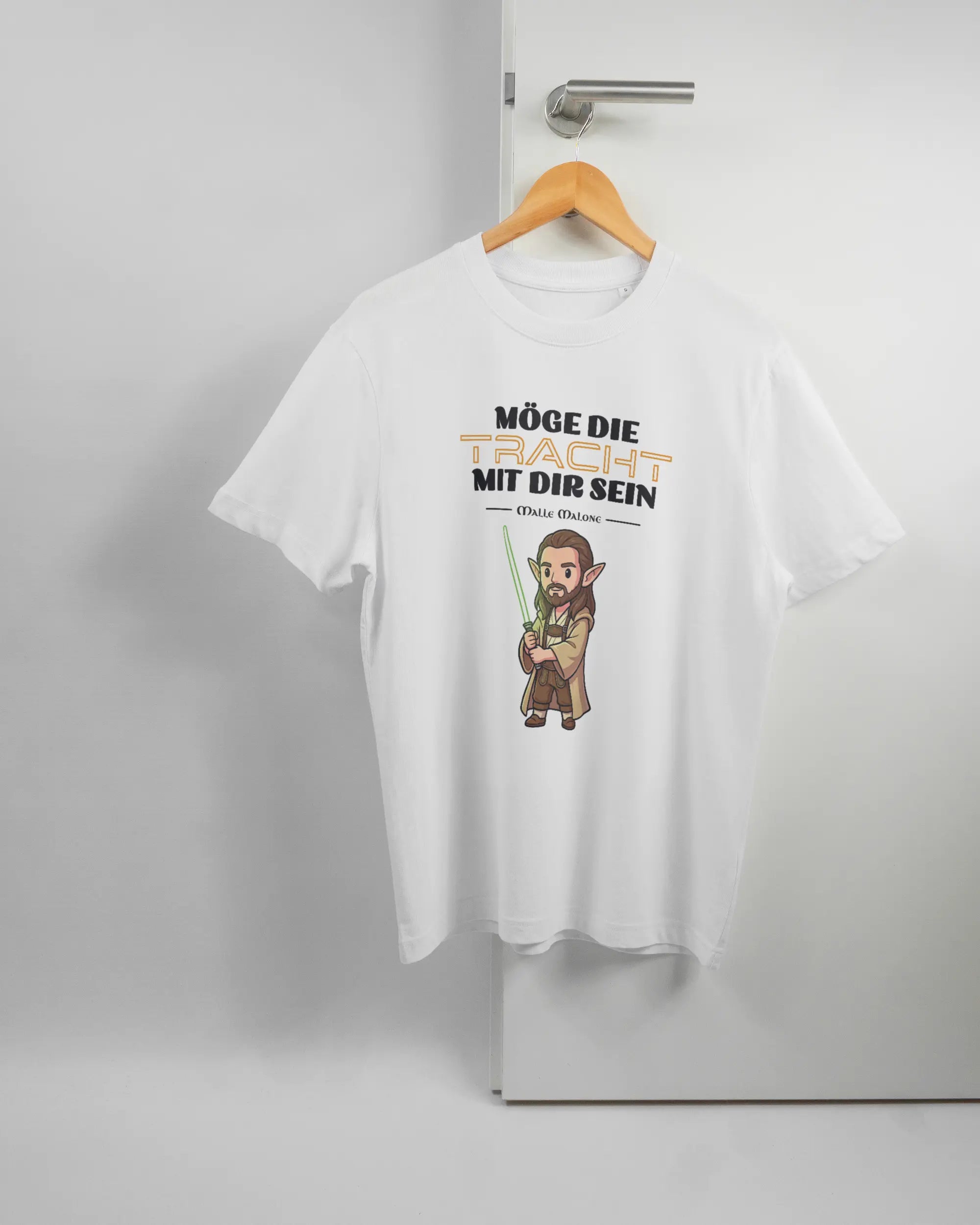 Vorderseite des Organic Unisex T-Shirt Relaxed von Maondo mit dem Design Tracht mit dir in der Farbe White und in der Größe S auf einem Bügel an der Türklinke aufgehängt