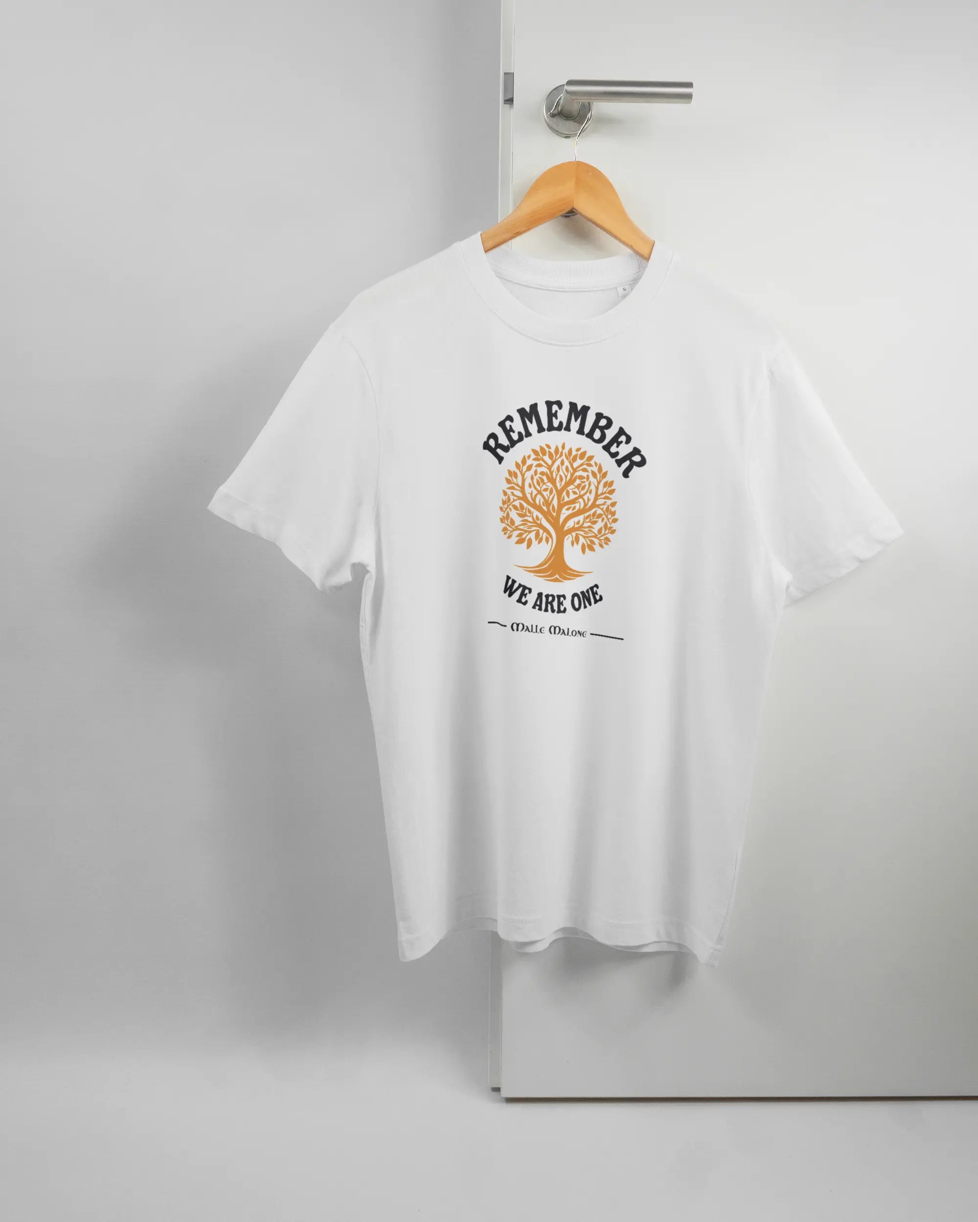 Vorderseite des Organic Unisex T-Shirt Relaxed von Maondo mit dem Design We are one in der Farbe White und in der Größe S auf einem Bügel an der Türklinke aufgehängt