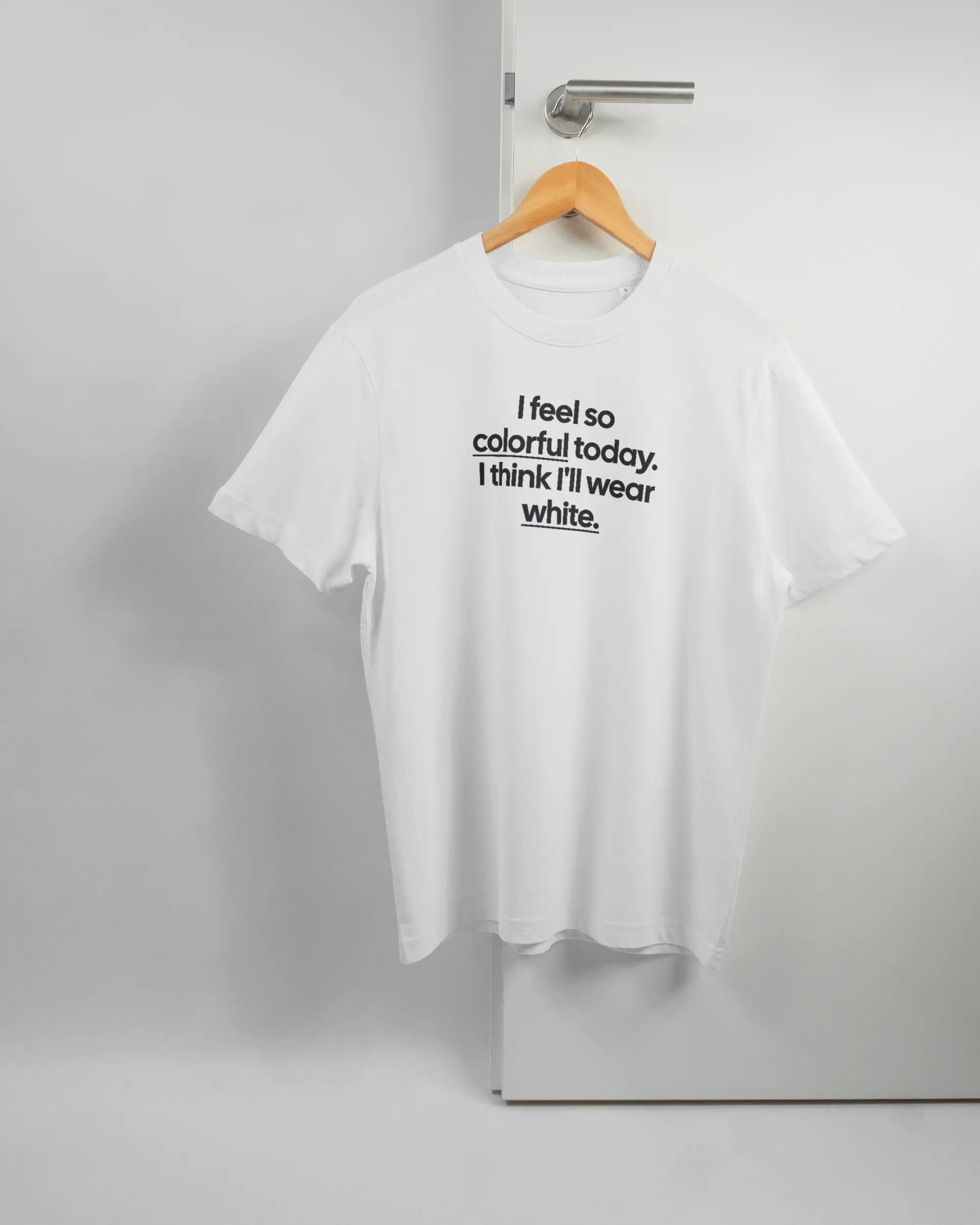 Vorderseite des Organic Unisex T-Shirt Relaxed von Maondo mit dem Design Colorful Day in der Farbe White und in der Größe S auf einem Bügel an der Türklinke aufgehängt