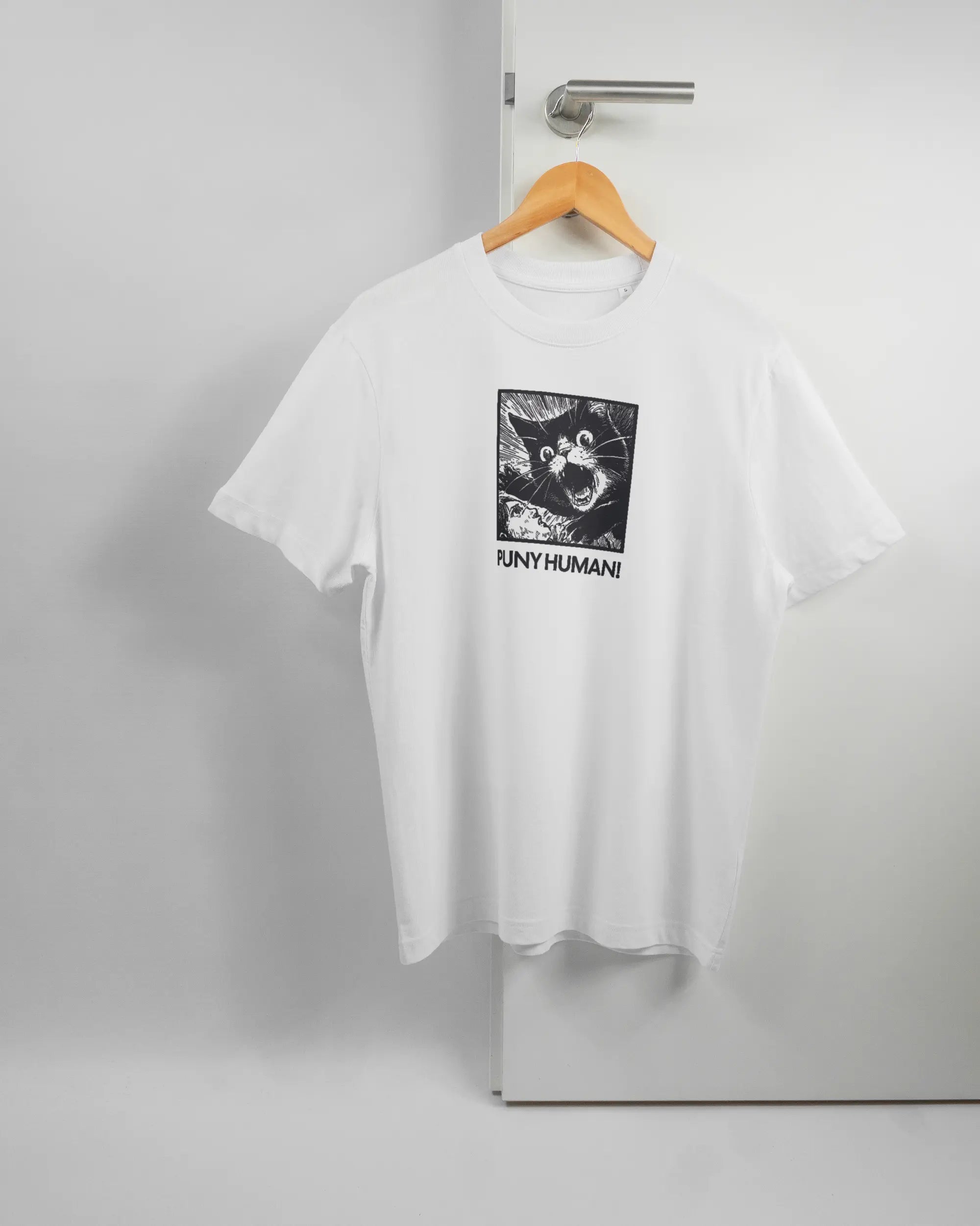 Vorderseite des Organic Unisex T-Shirt Relaxed von Maondo mit dem Design Puny Human in der Farbe White und in der Größe S auf einem Bügel an der Türklinke aufgehängt