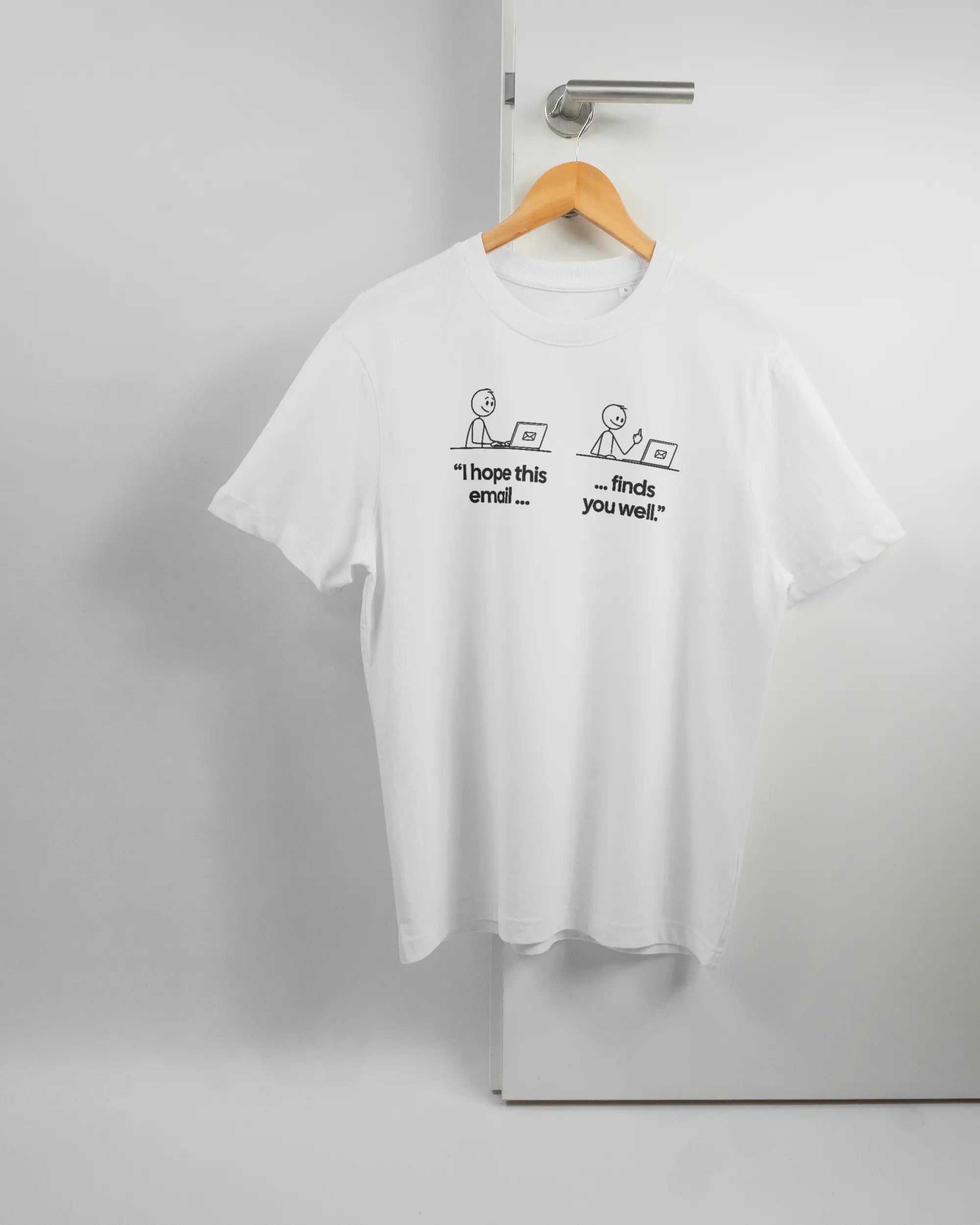 Vorderseite des Organic Unisex T-Shirt Relaxed von Maondo mit dem Design Found me not well in der Farbe White und in der Größe S auf einem Bügel an der Türklinke aufgehängt