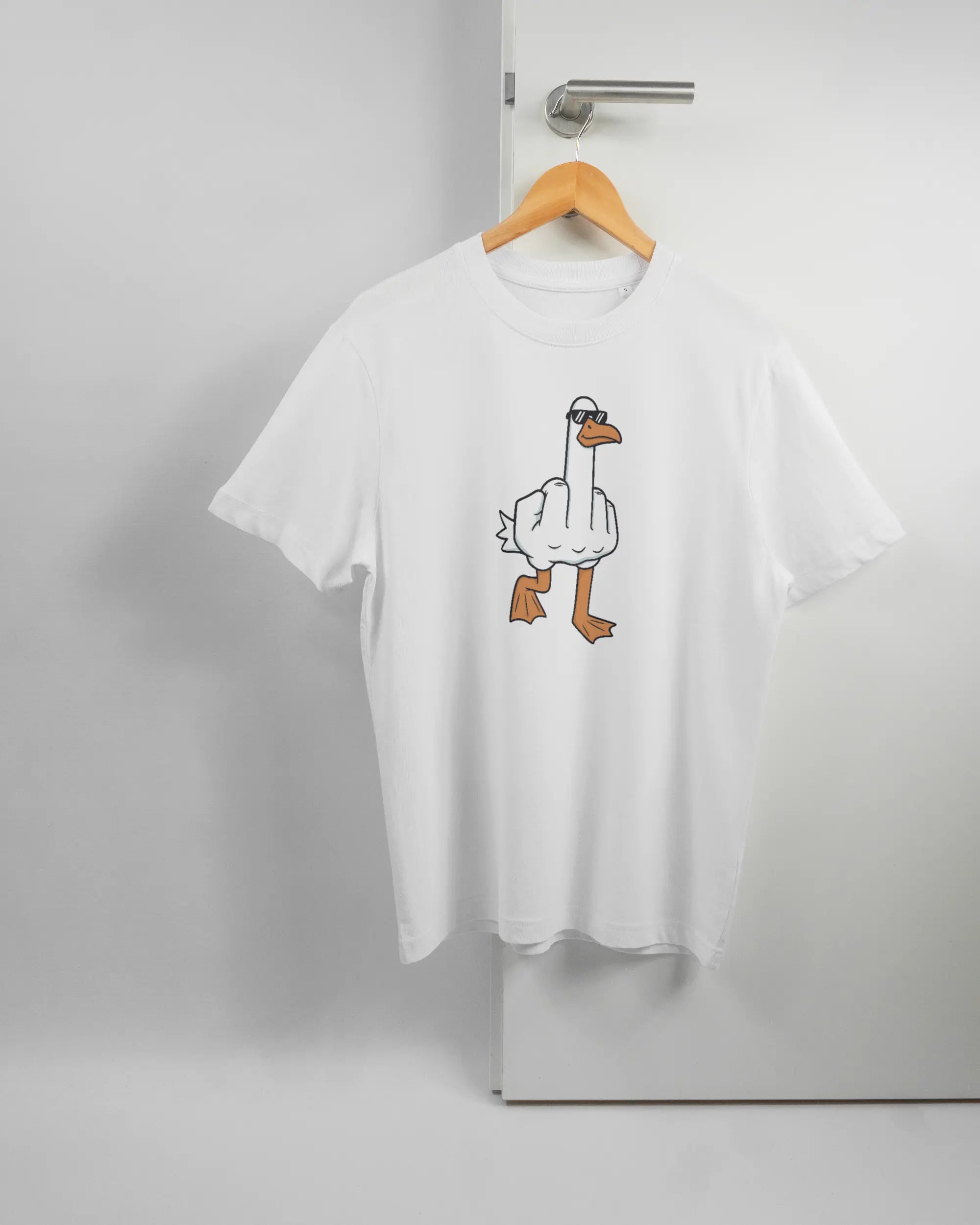 Vorderseite des Organic Unisex T-Shirt Relaxed von Maondo mit dem Design I give a duck in der Farbe White und in der Größe S auf einem Bügel an der Türklinke aufgehängt