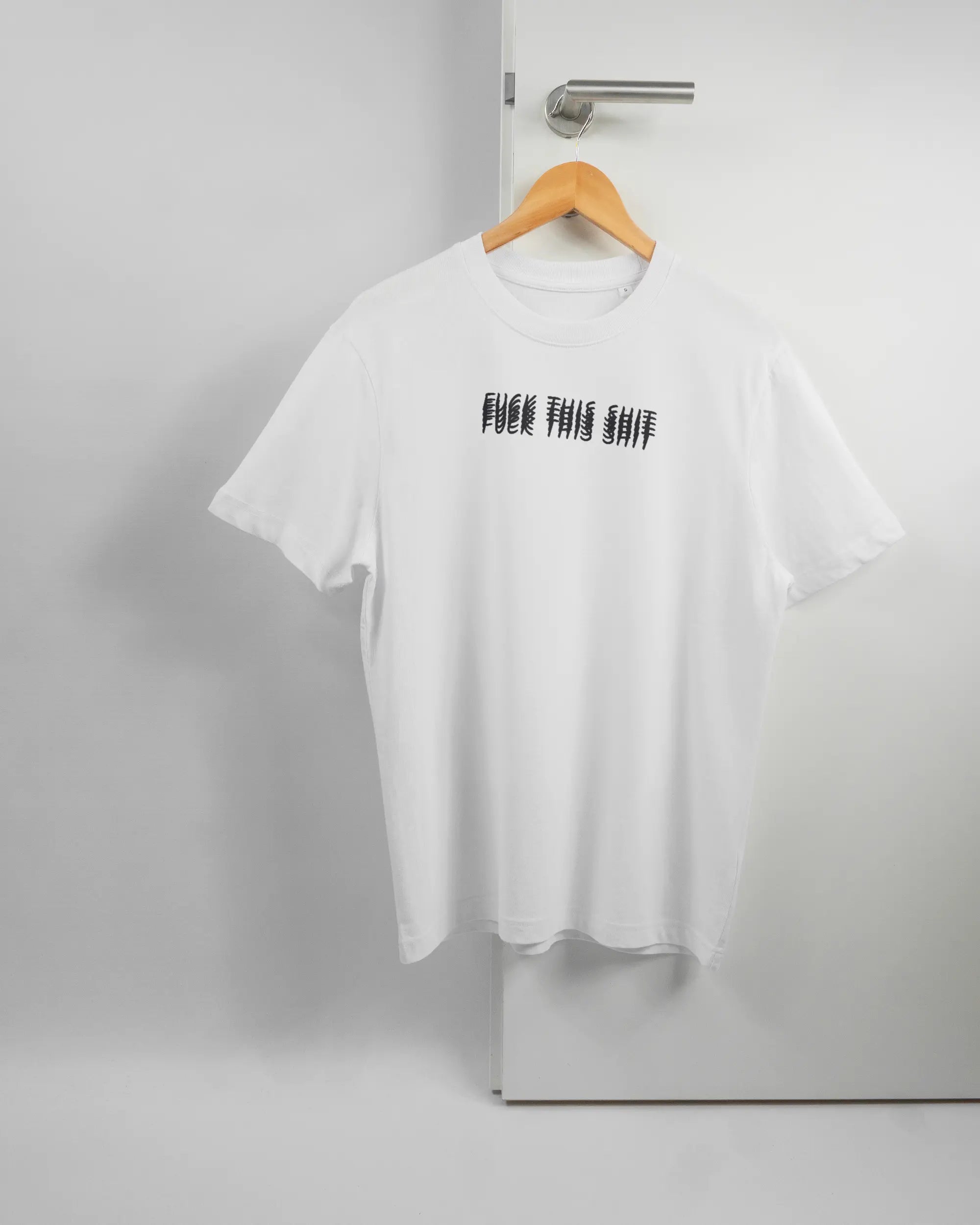 Vorderseite des Organic Unisex T-Shirt Relaxed von Maondo mit dem Design Hidden Message in der Farbe White und in der Größe S auf einem Bügel an der Türklinke aufgehängt