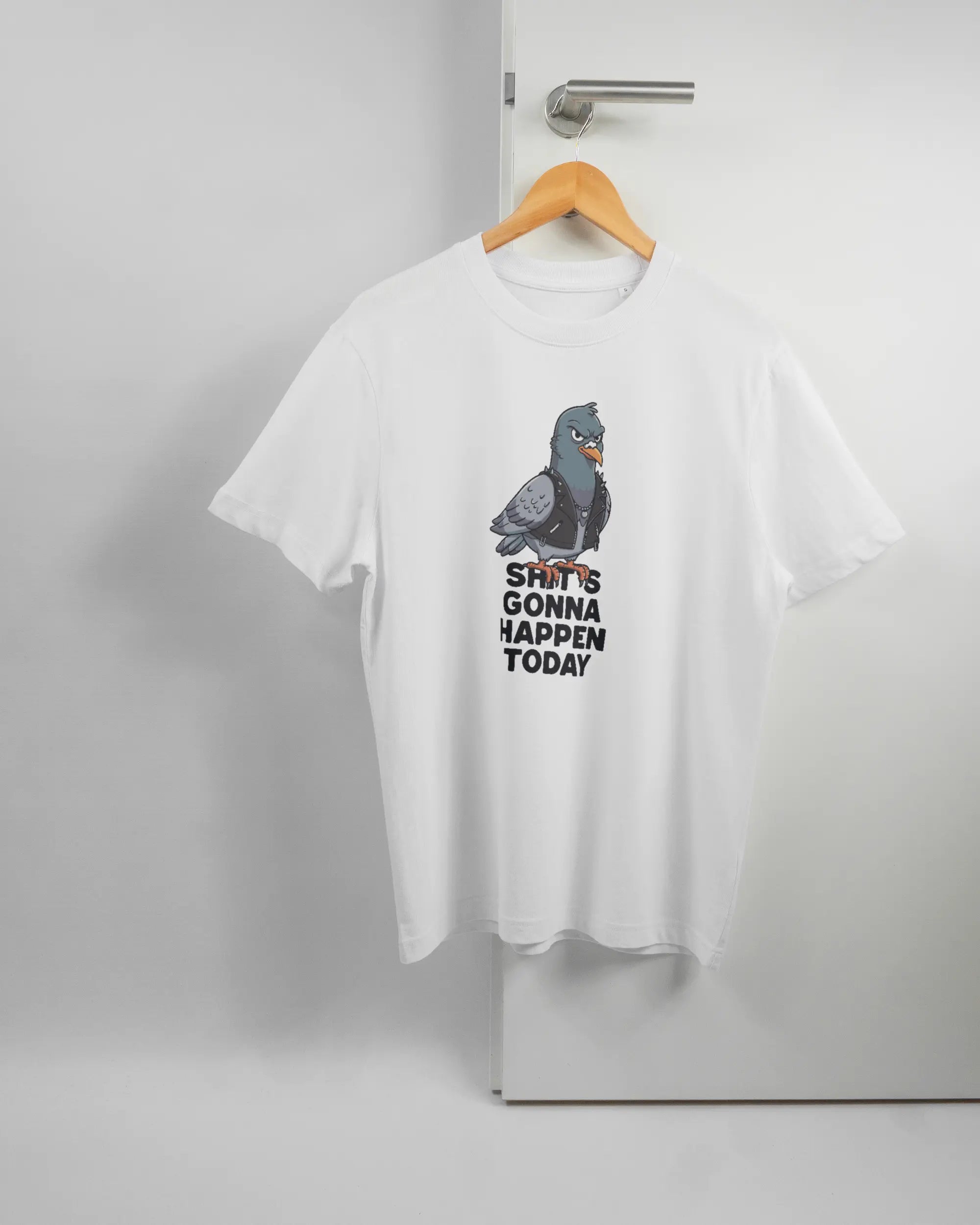 Vorderseite des Organic Unisex T-Shirt Relaxed von Maondo mit dem Design Pigeon Pun in der Farbe White und in der Größe S auf einem Bügel an der Türklinke aufgehängt