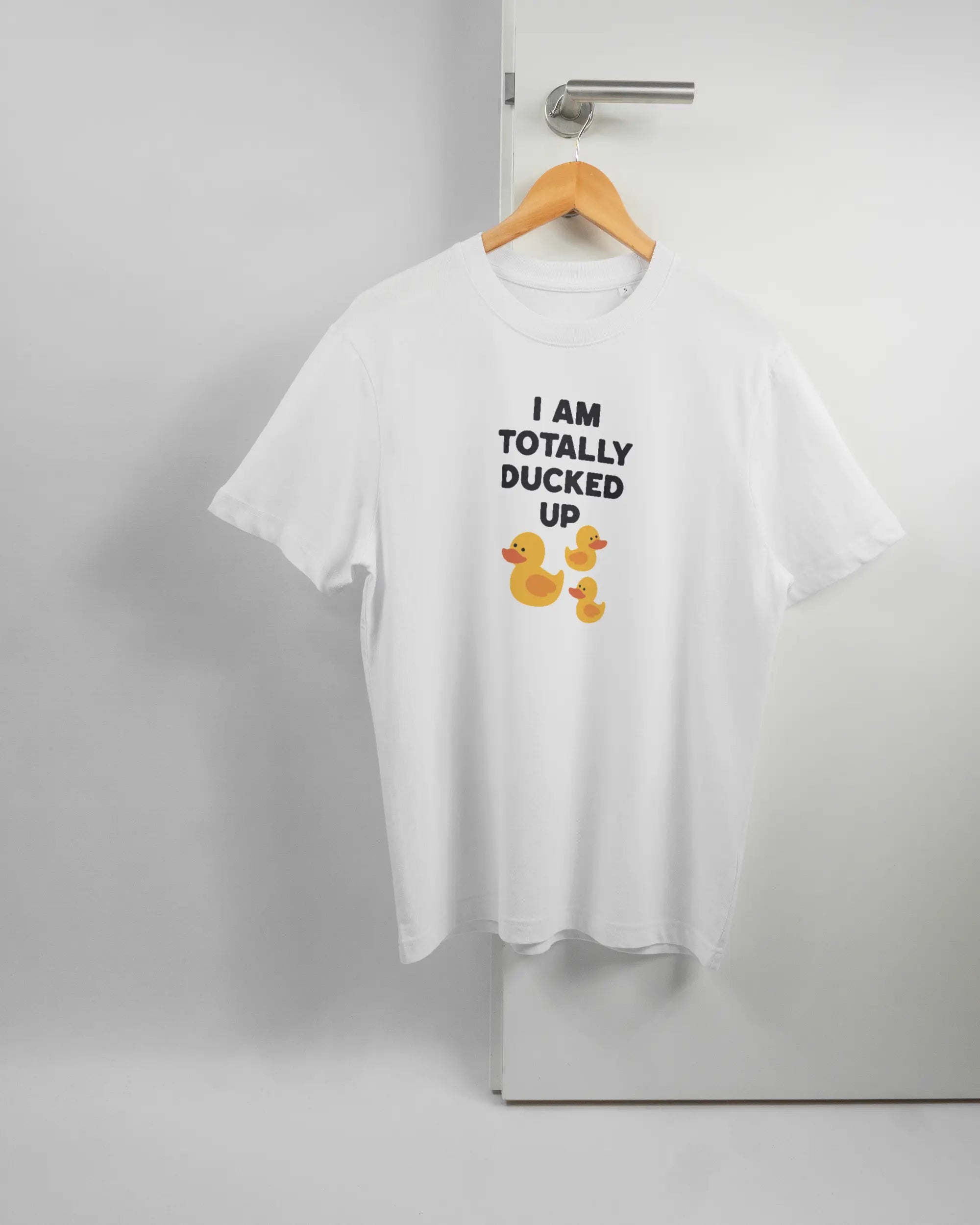 Vorderseite des Organic Unisex T-Shirt Relaxed von Maondo mit dem Design Ducked Up in der Farbe White und in der Größe S auf einem Bügel an der Türklinke aufgehängt