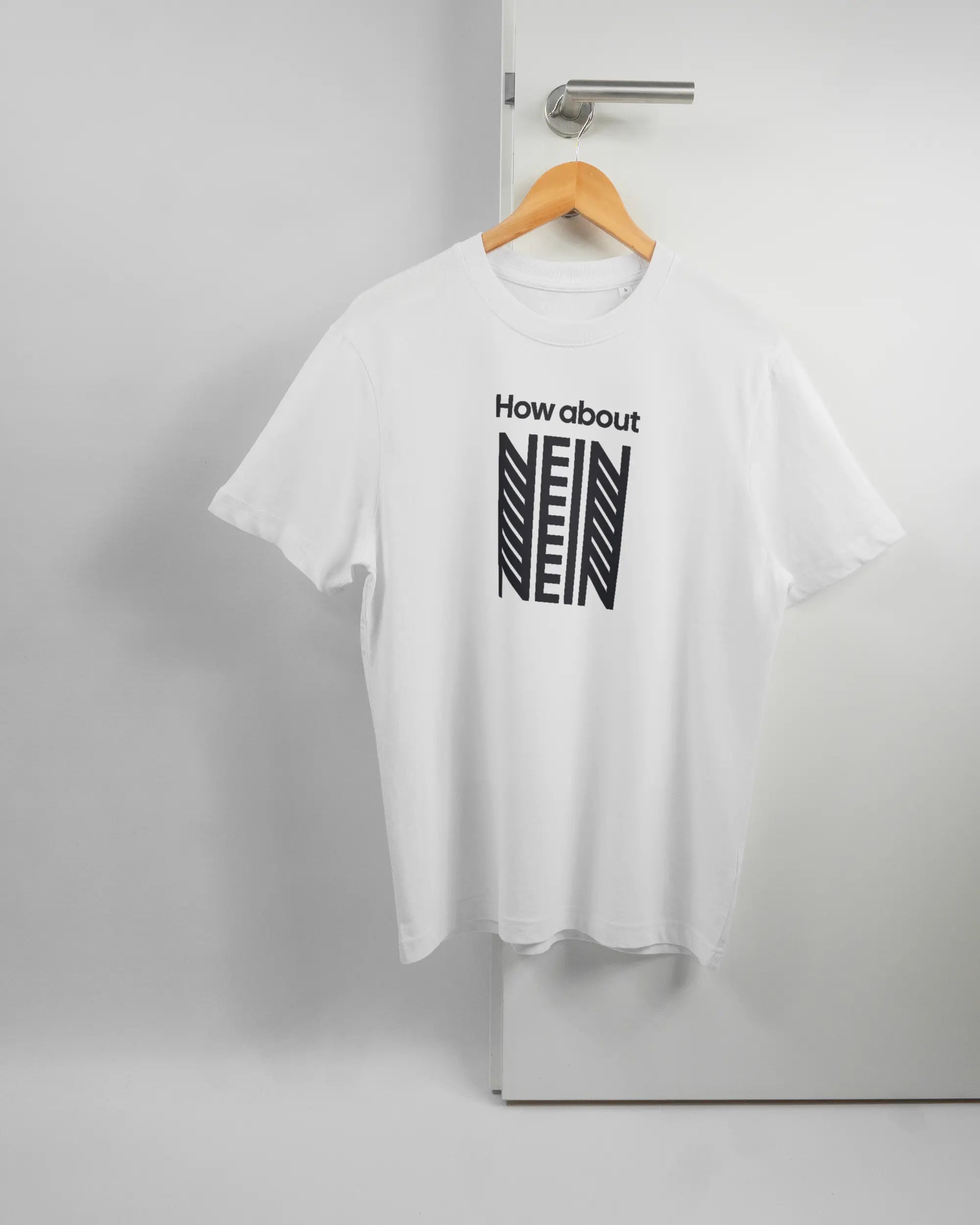 Vorderseite des Organic Unisex T-Shirt Relaxed von Maondo mit dem Design How about nein in der Farbe White und in der Größe S auf einem Bügel an der Türklinke aufgehängt