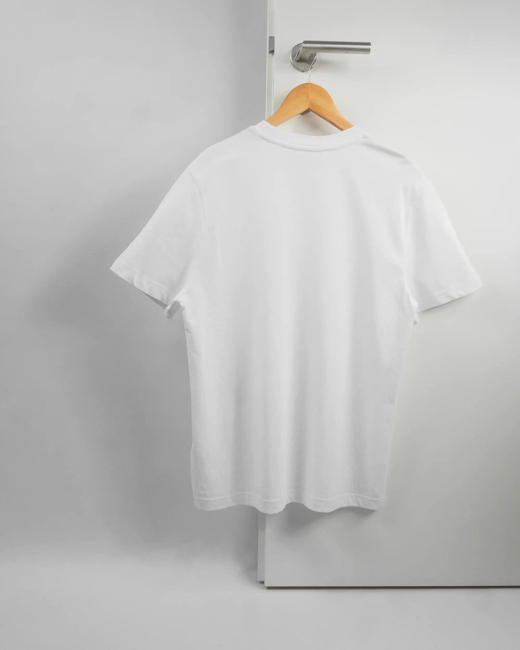 Rückseite des Organic Unisex T-Shirt Relaxed von Maondo ohne Motiv in der Farbe White und in der Größe S auf einem Bügel an der Türklinke aufgehängt