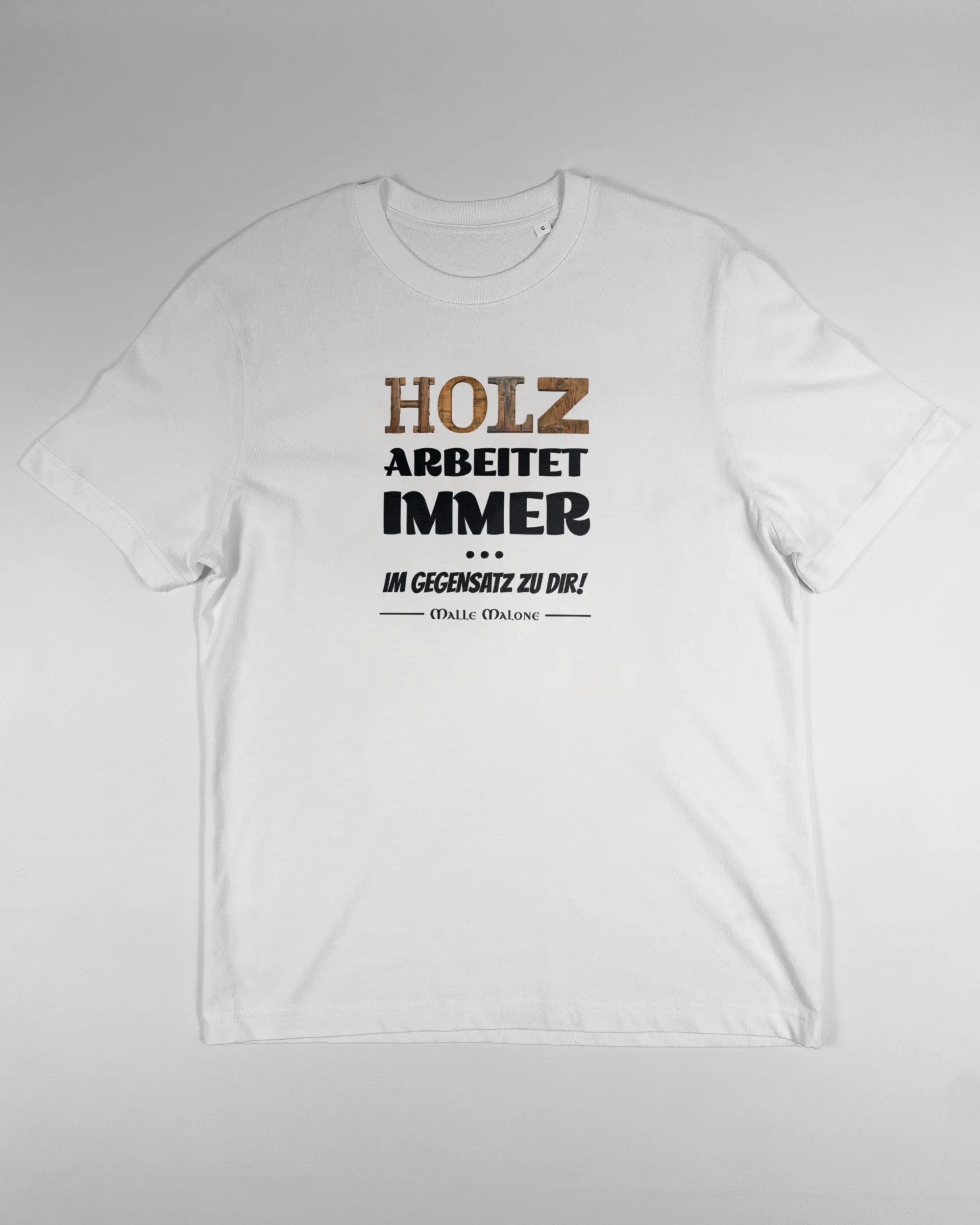 Vorderseite des Organic Unisex T-Shirt Relaxed von Maondo mit dem Design Holzarbeit in der Farbe White und in der Größe S flach auf den Boden gelegt