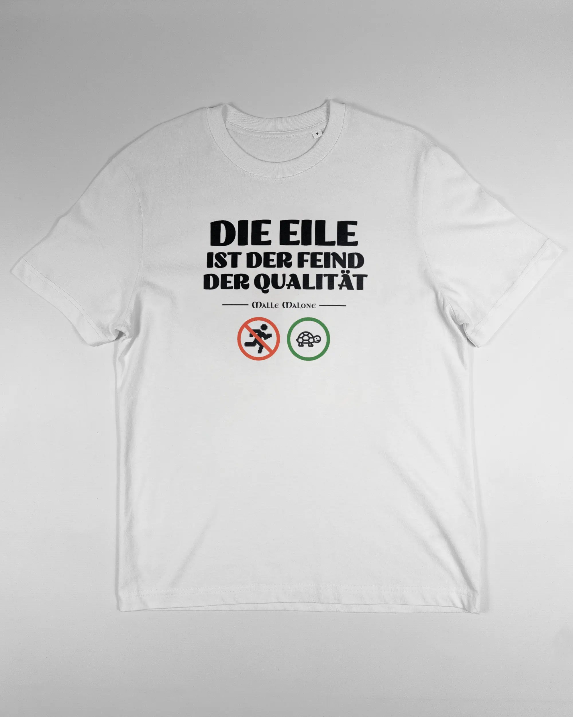 Vorderseite des Organic Unisex T-Shirt Relaxed von Maondo mit dem Design Keine Eile in der Farbe White und in der Größe S flach auf den Boden gelegt