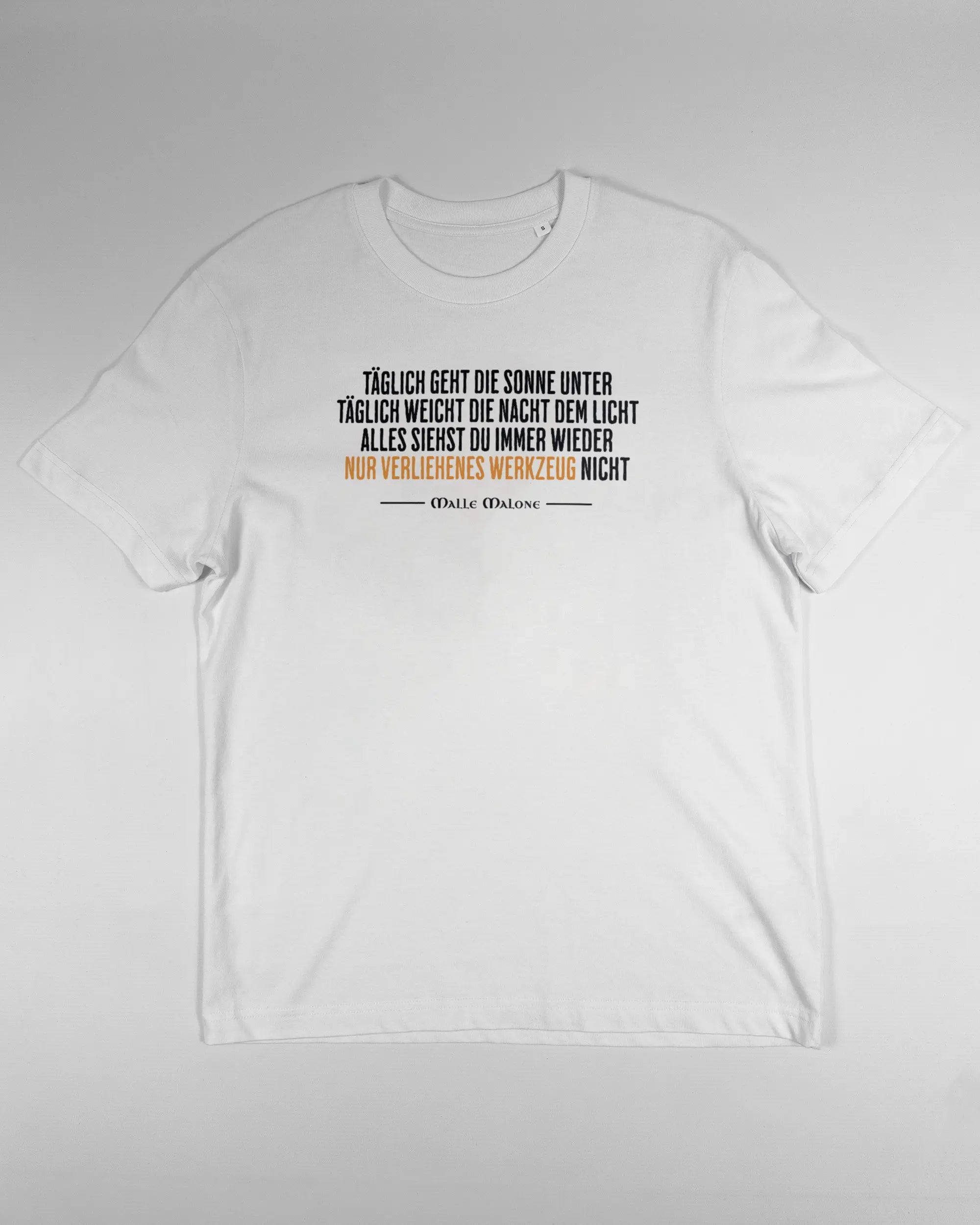 Vorderseite des Organic Unisex T-Shirt Relaxed von Maondo mit dem Design Wegzeug in der Farbe White und in der Größe S flach auf den Boden gelegt