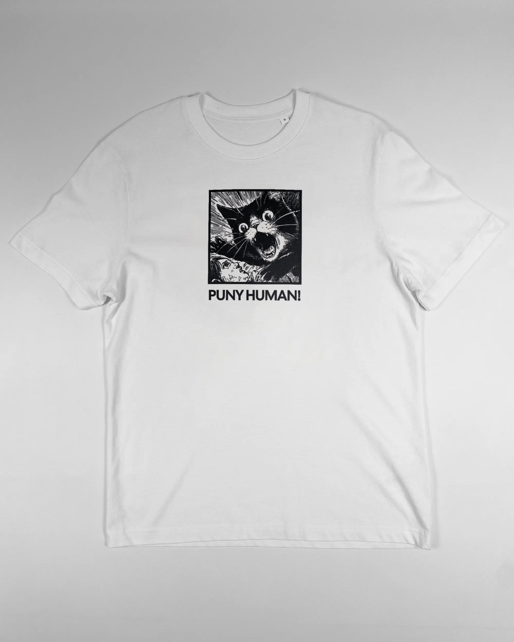 Vorderseite des Organic Unisex T-Shirt Relaxed von Maondo mit dem Design Puny Human in der Farbe White und in der Größe S flach auf den Boden gelegt