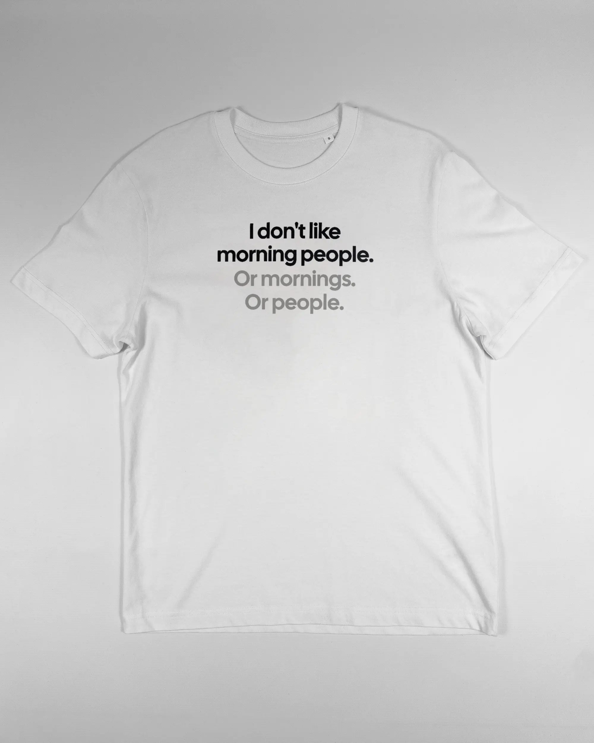 Vorderseite des Organic Unisex T-Shirt Relaxed von Maondo mit dem Design Morning Person in der Farbe White und in der Größe S flach auf den Boden gelegt