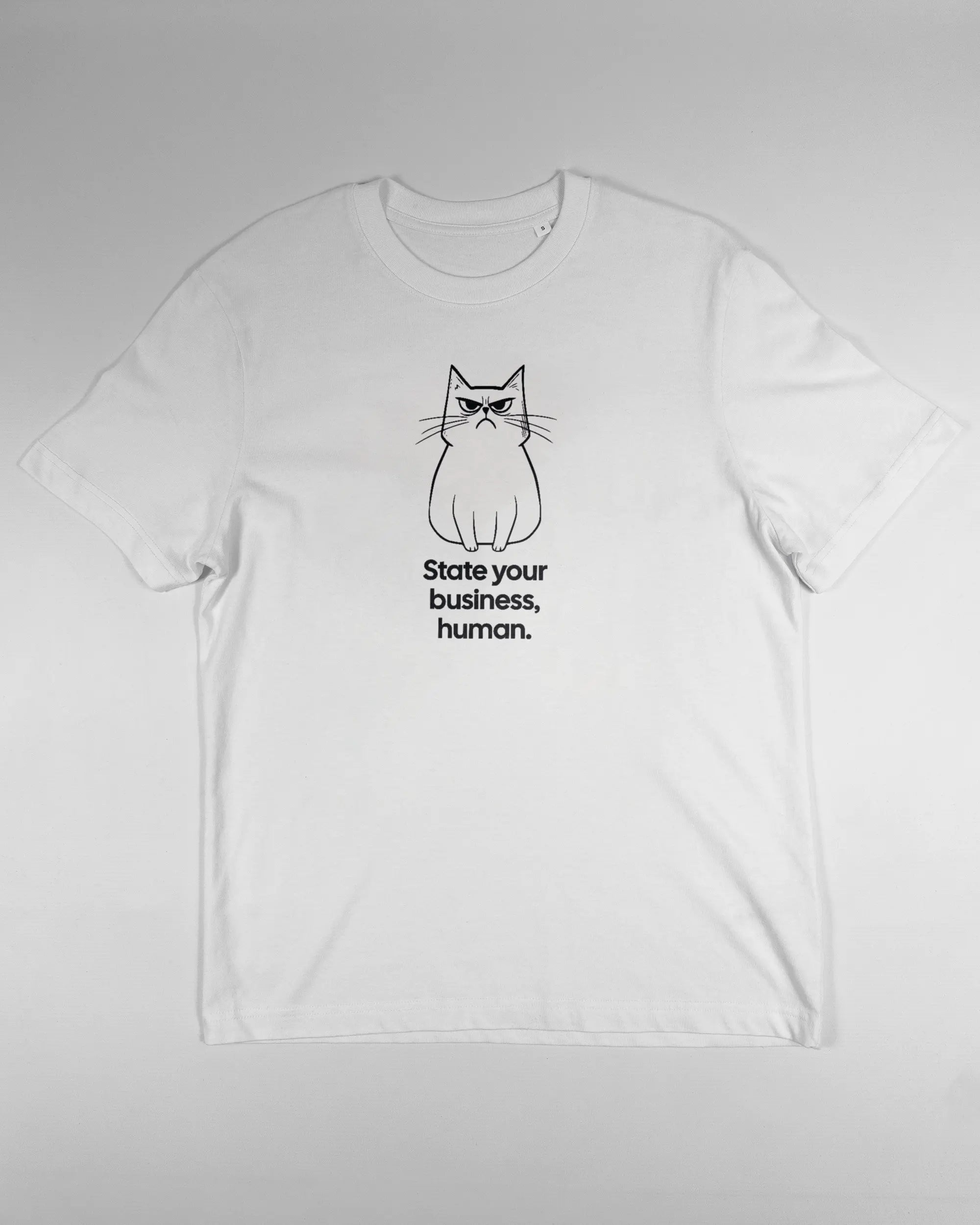 Vorderseite des Organic Unisex T-Shirt Relaxed von Maondo mit dem Design Grumpy Purr in der Farbe White und in der Größe S flach auf den Boden gelegt
