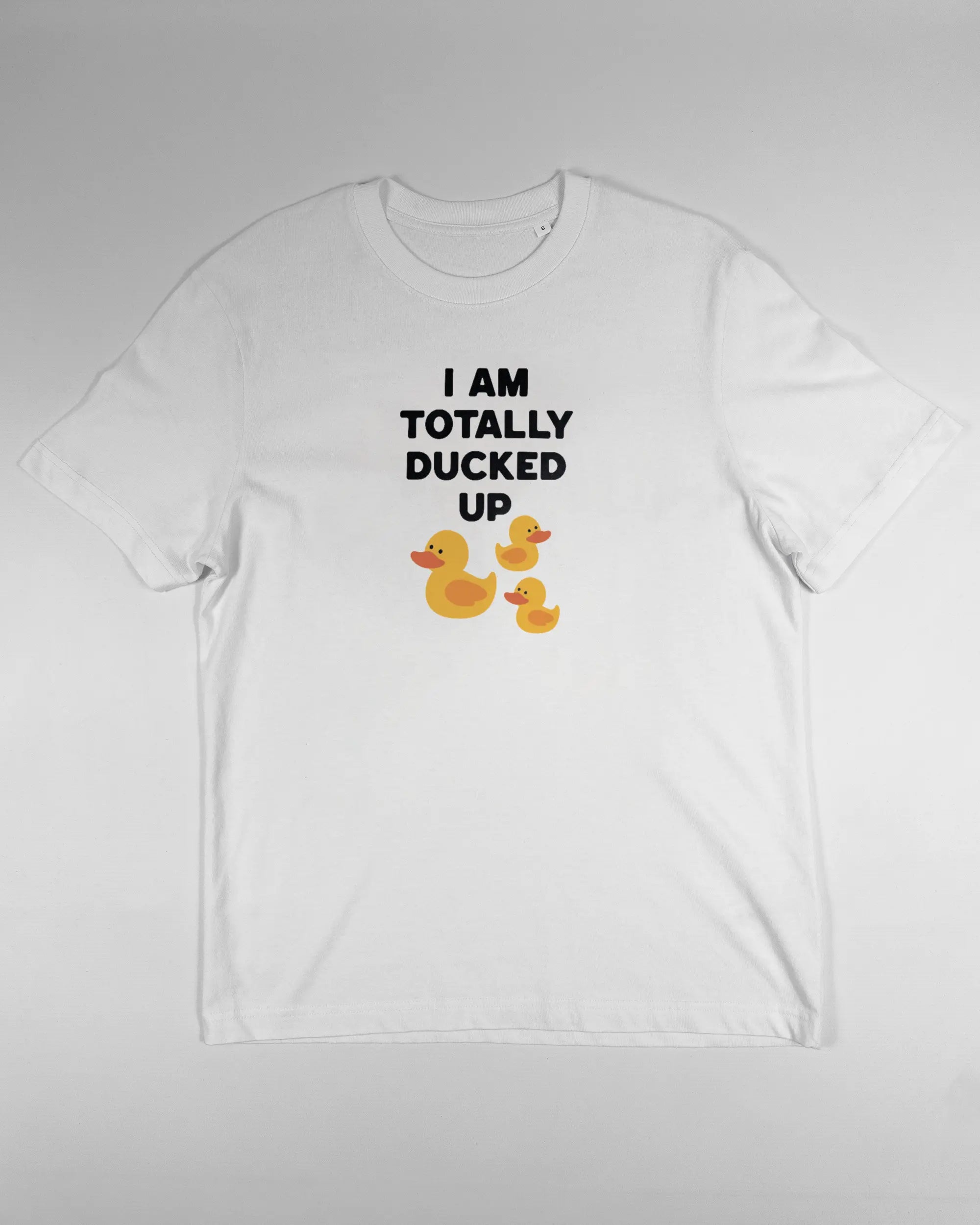 Vorderseite des Organic Unisex T-Shirt Relaxed von Maondo mit dem Design Ducked Up in der Farbe White und in der Größe S flach auf den Boden gelegt