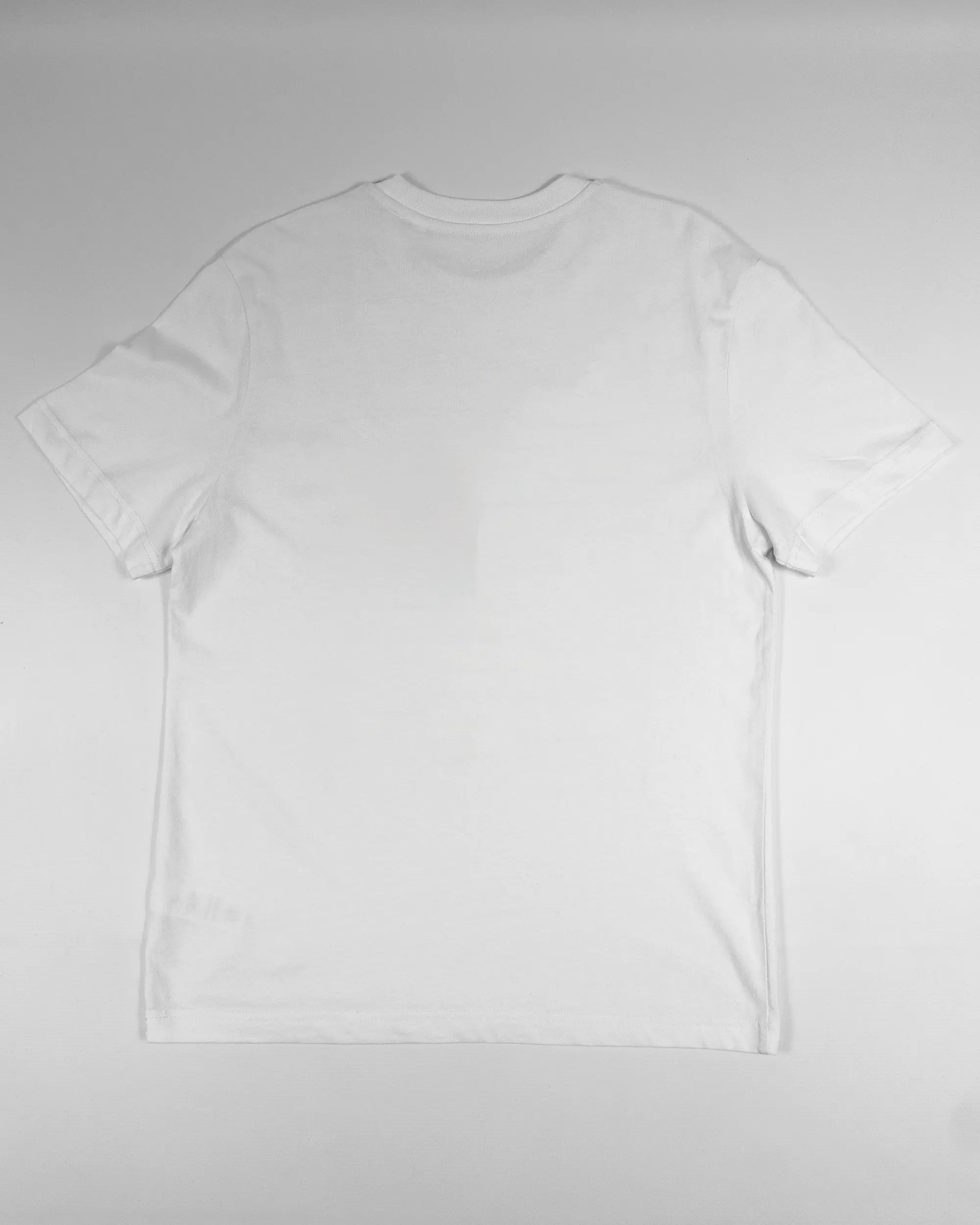 Rückseite des Organic Unisex T-Shirt Relaxed von Maondo ohne Motiv in der Farbe White und in der Größe S flach auf den Boden gelegt