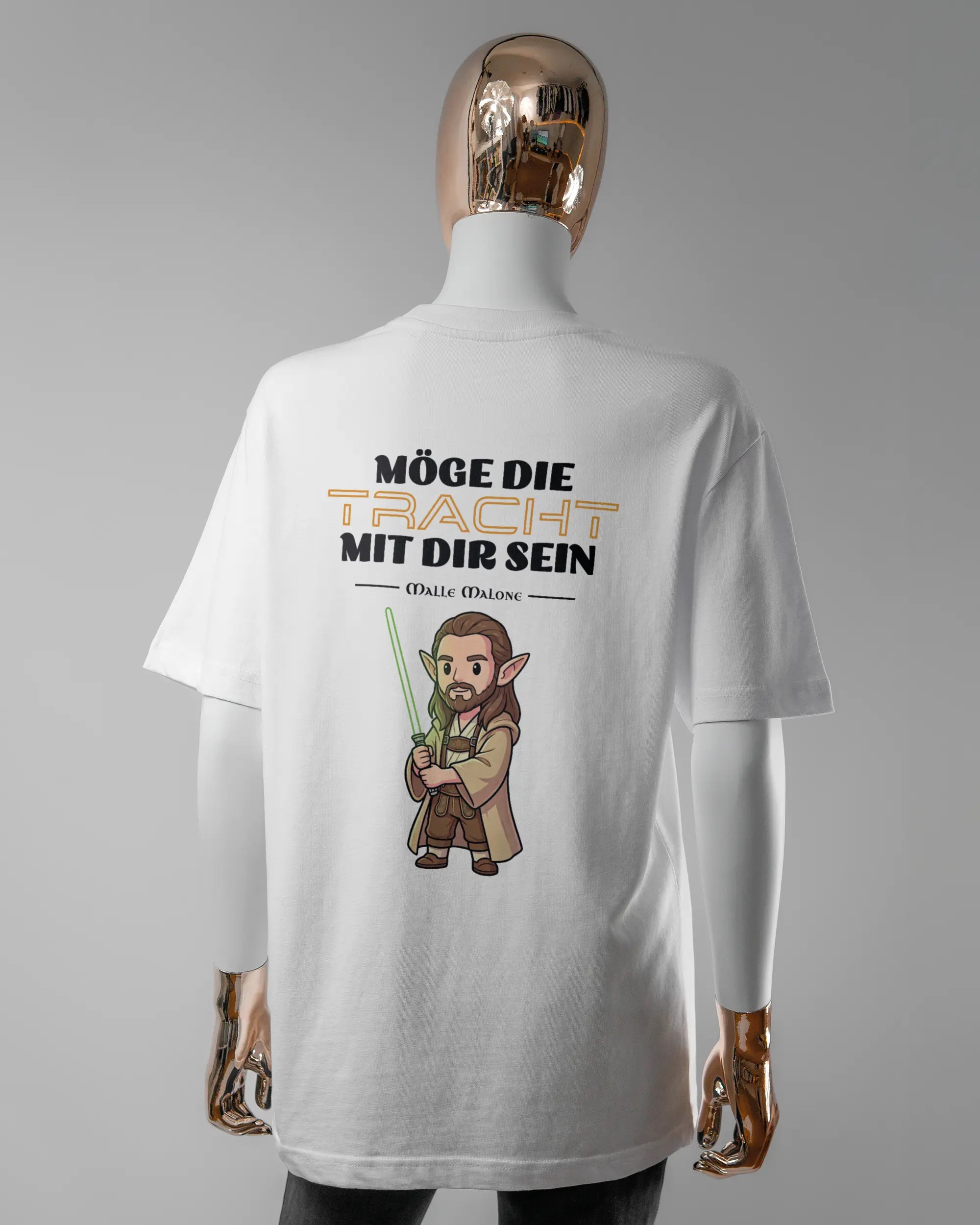 Rückseite des Organic Unisex T-Shirt Relaxed von Maondo mit dem Design Tracht mit dir in der Farbe White und in der Größe S getragen von einer femininen Puppe