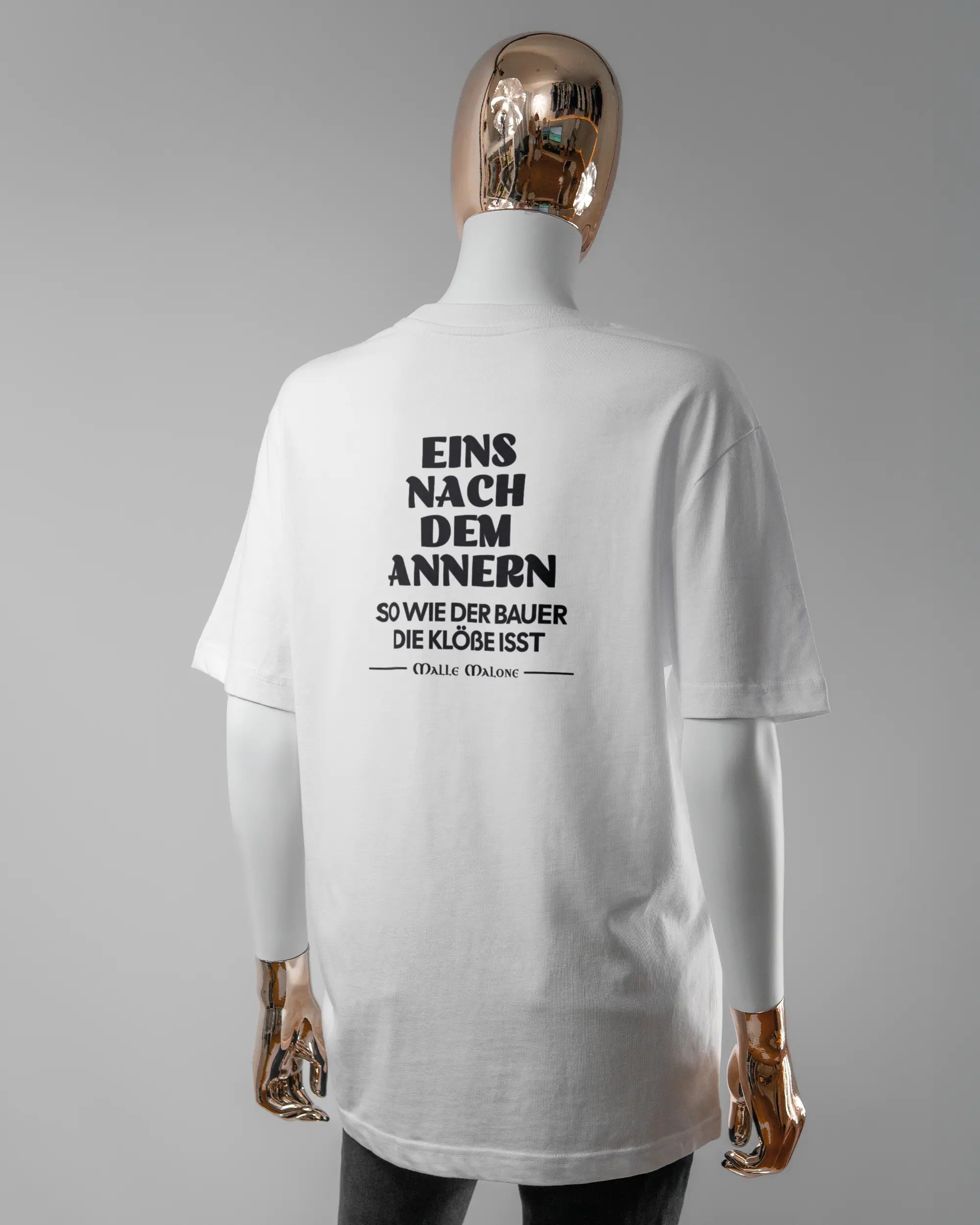 Rückseite des Organic Unisex T-Shirt Relaxed von Maondo mit dem Design Eins nach dem Annern in der Farbe White und in der Größe S getragen von einer femininen Puppe