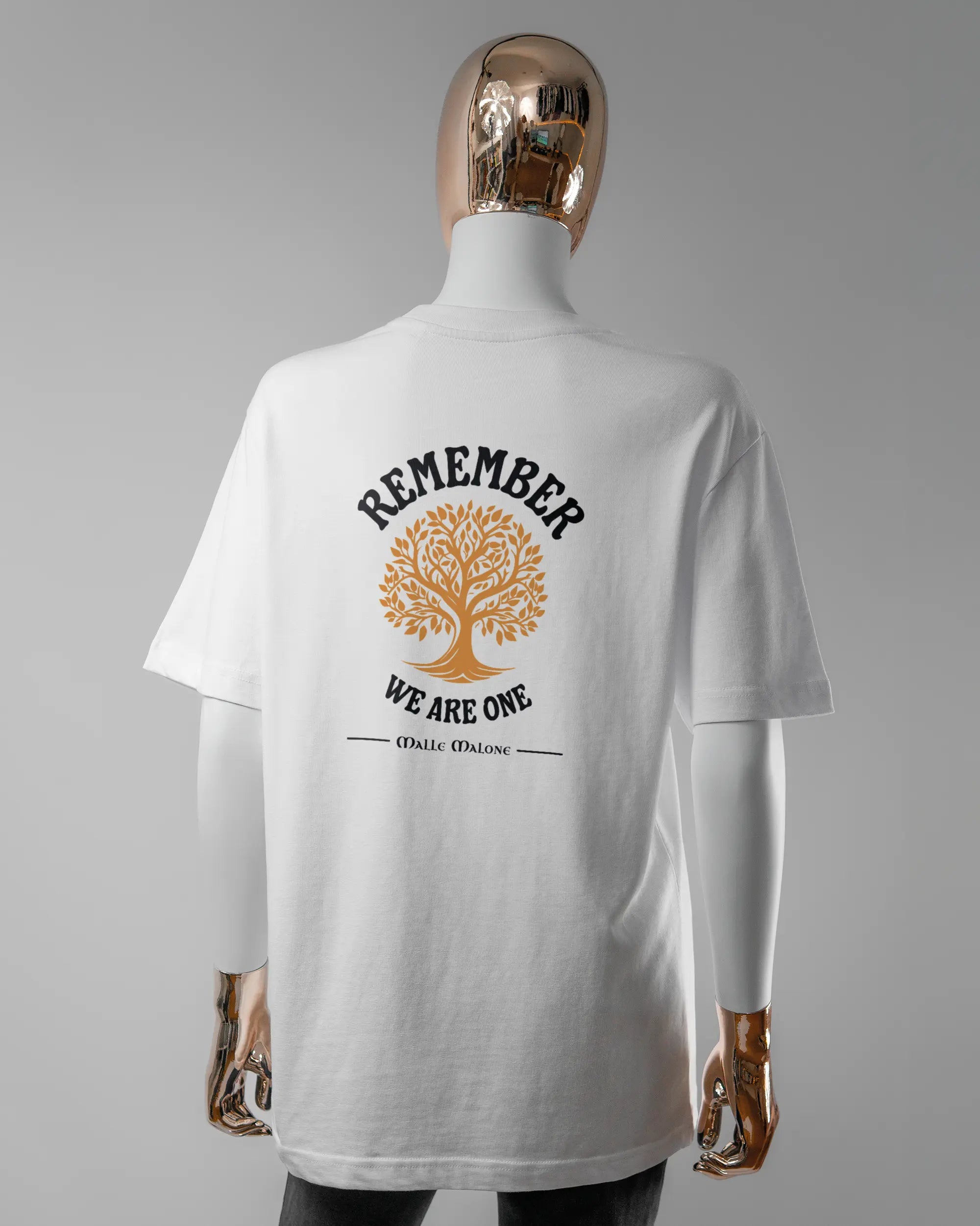 Rückseite des Organic Unisex T-Shirt Relaxed von Maondo mit dem Design We are one in der Farbe White und in der Größe S getragen von einer femininen Puppe