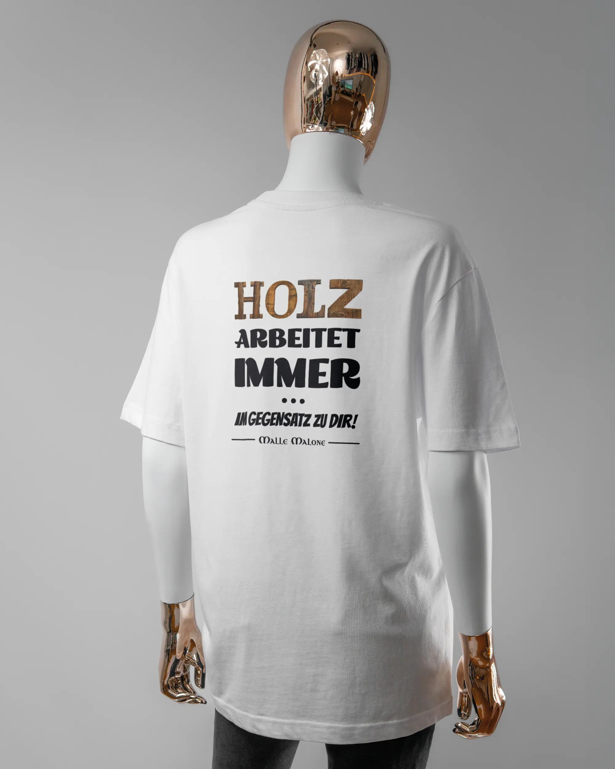 Rückseite des Organic Unisex T-Shirt Relaxed von Maondo mit dem Design Holzarbeit in der Farbe White und in der Größe S getragen von einer femininen Puppe