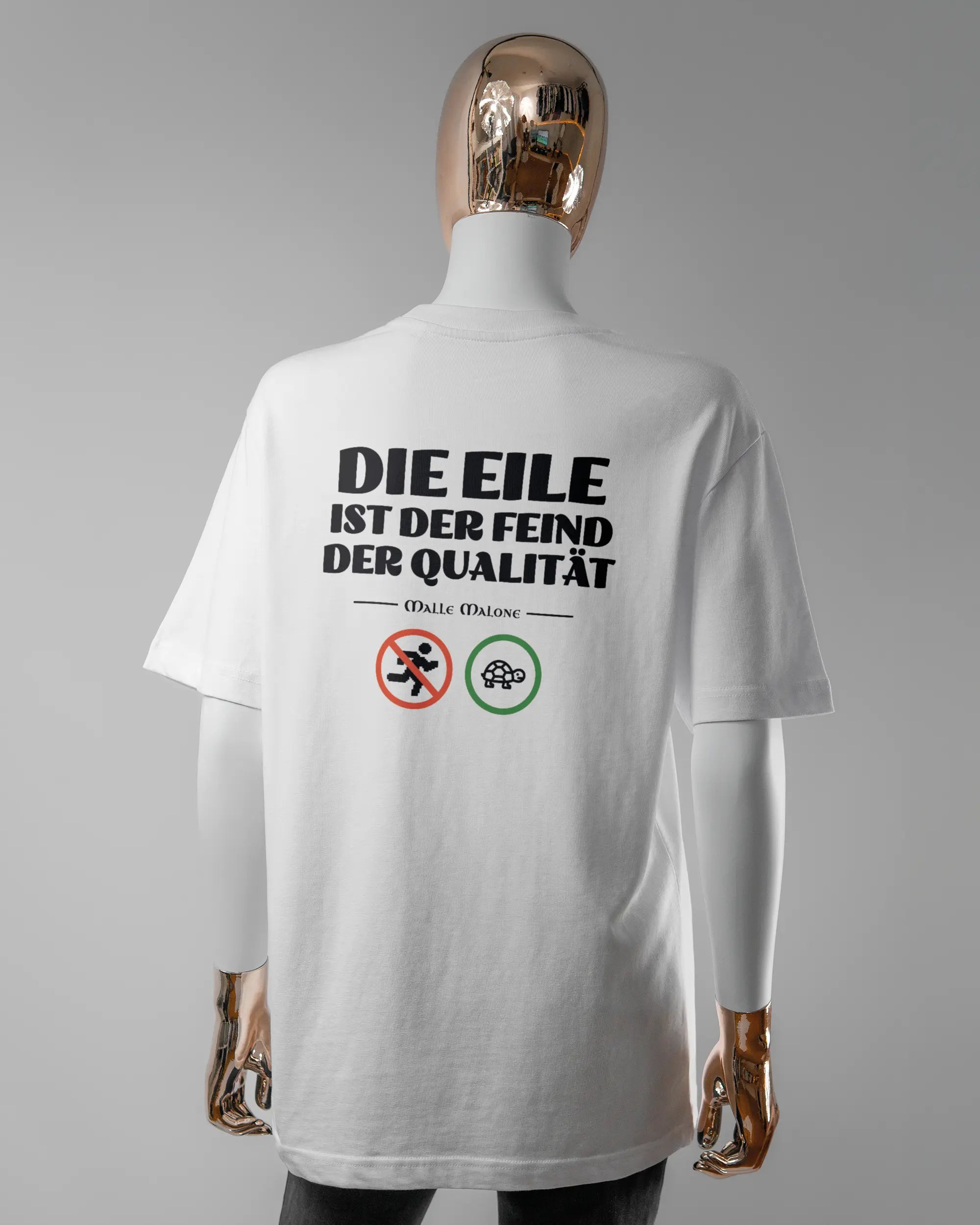 Rückseite des Organic Unisex T-Shirt Relaxed von Maondo mit dem Design Keine Eile in der Farbe White und in der Größe S getragen von einer femininen Puppe