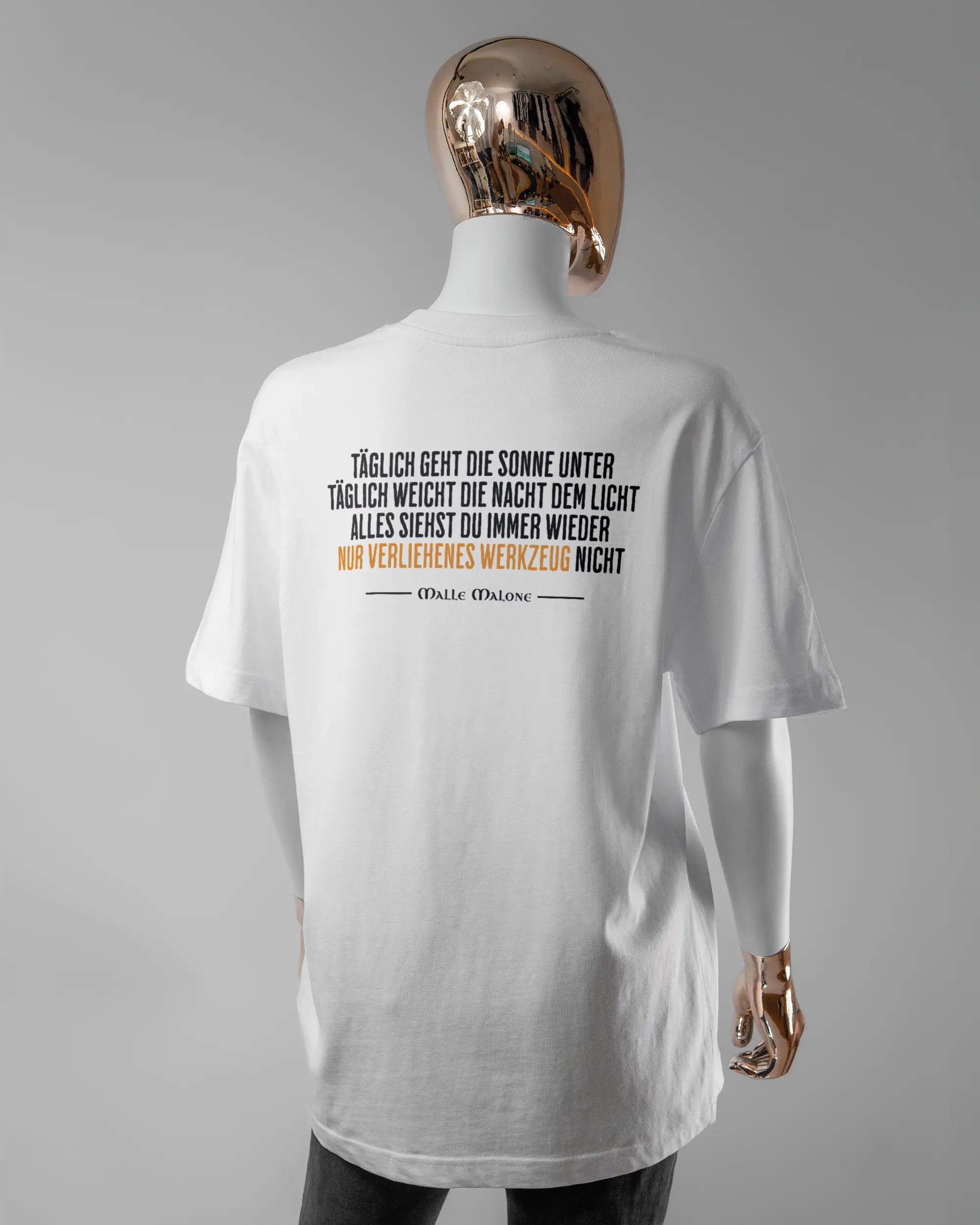 Rückseite des Organic Unisex T-Shirt Relaxed von Maondo mit dem Design Wegzeug in der Farbe White und in der Größe S getragen von einer femininen Puppe