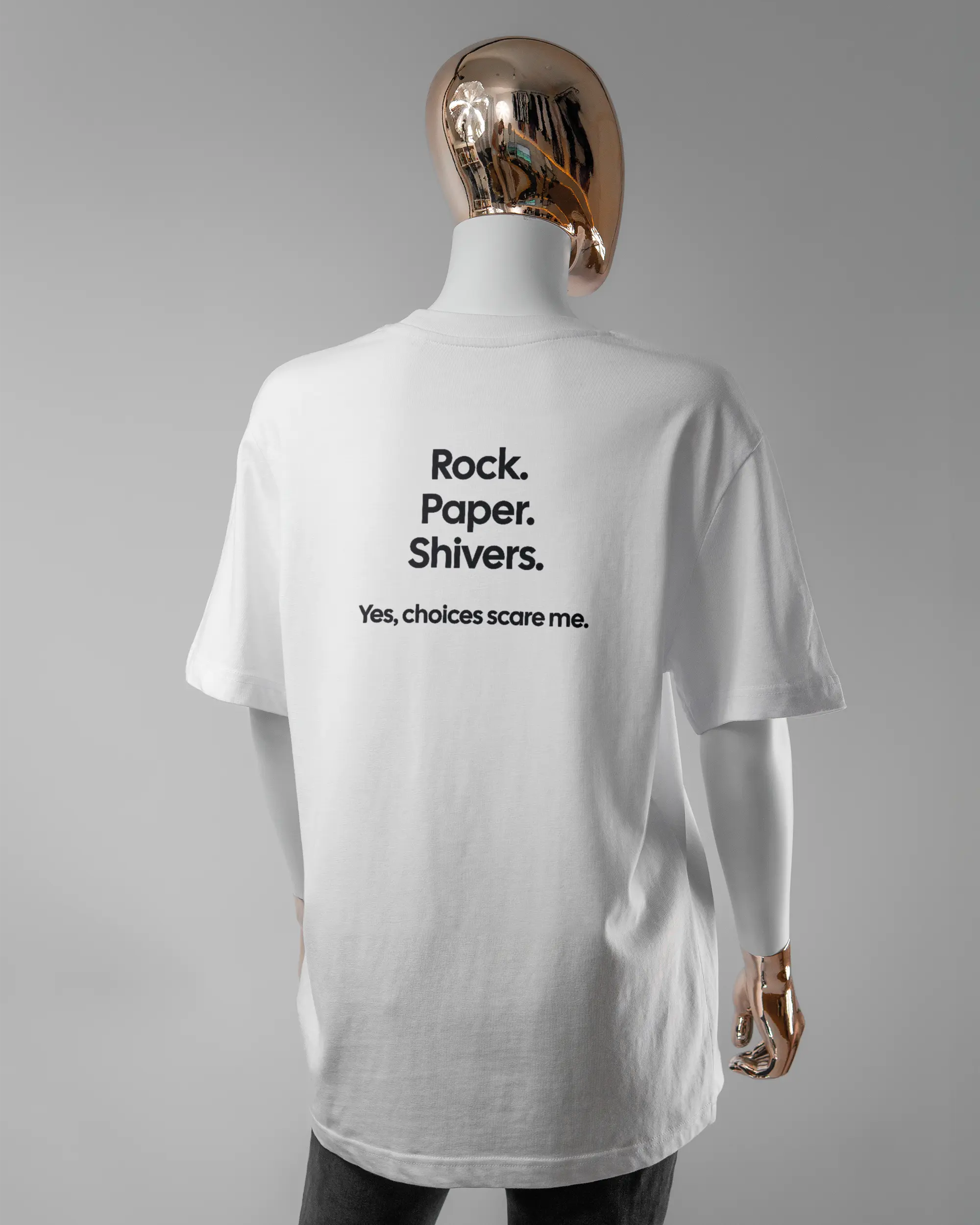 Rückseite des Organic Unisex T-Shirt Relaxed von Maondo mit dem Design Rock Paper Shivers in der Farbe White und in der Größe S getragen von einer femininen Puppe