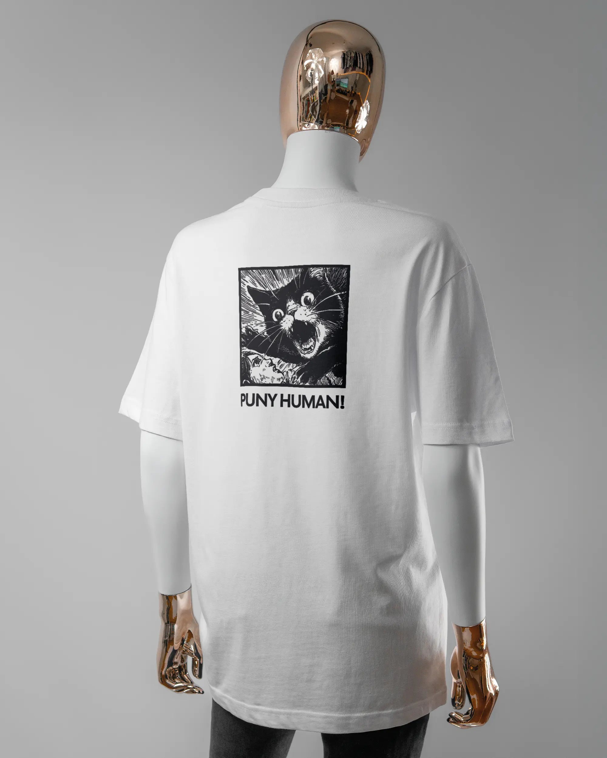 Rückseite des Organic Unisex T-Shirt Relaxed von Maondo mit dem Design Puny Human in der Farbe White und in der Größe S getragen von einer femininen Puppe