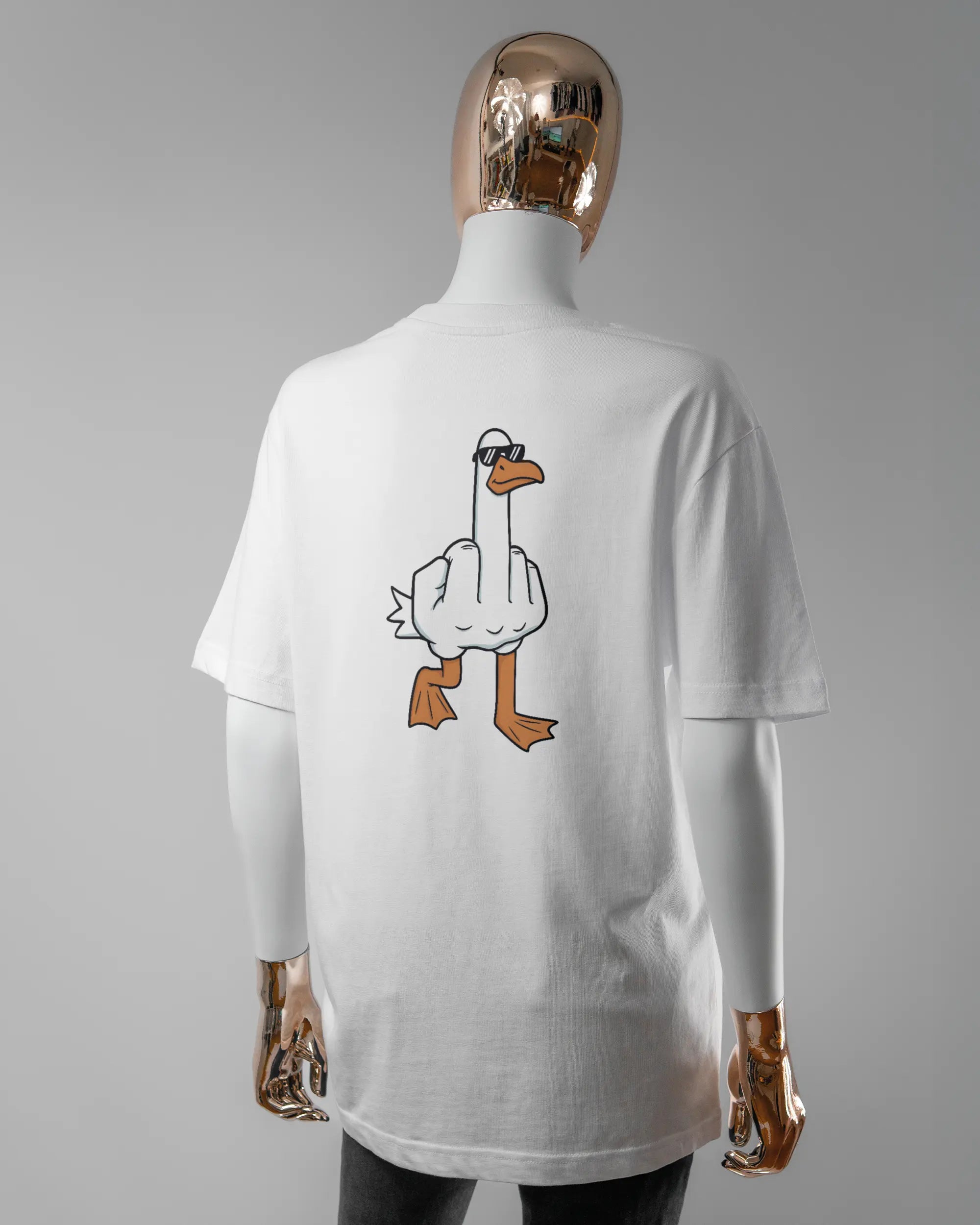 Rückseite des Organic Unisex T-Shirt Relaxed von Maondo mit dem Design I give a duck in der Farbe White und in der Größe S getragen von einer femininen Puppe