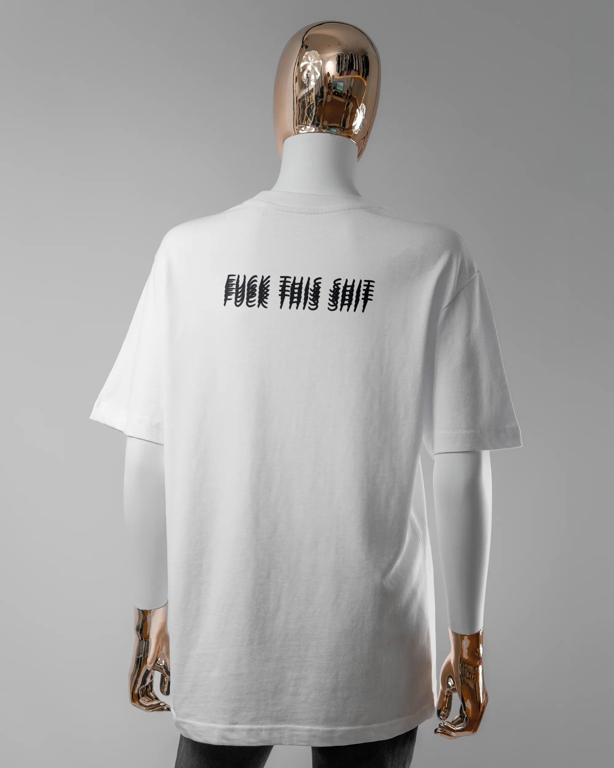 Rückseite des Organic Unisex T-Shirt Relaxed von Maondo mit dem Design Hidden Message in der Farbe White und in der Größe S getragen von einer femininen Puppe