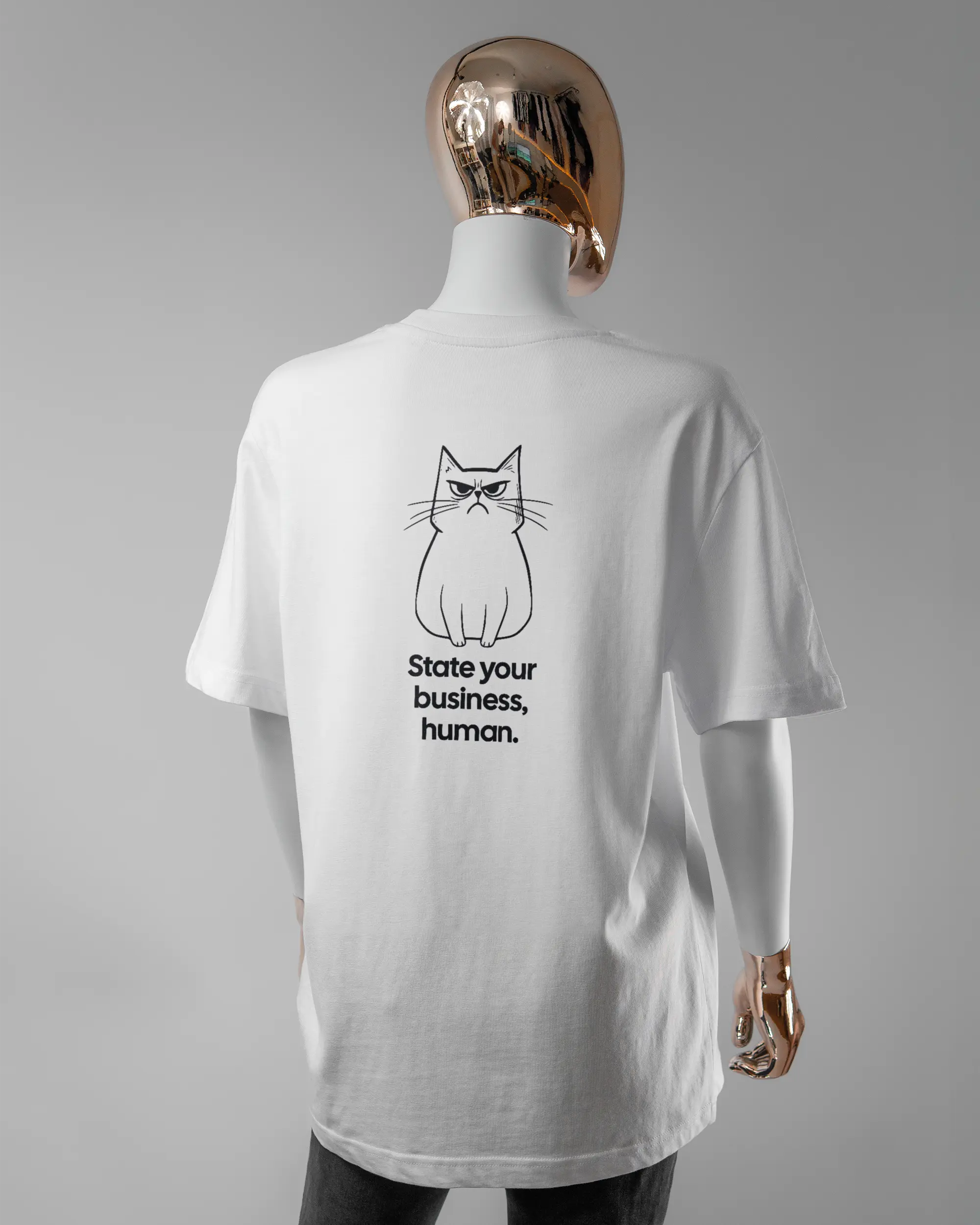 Rückseite des Organic Unisex T-Shirt Relaxed von Maondo mit dem Design Grumpy Purr in der Farbe White und in der Größe S getragen von einer femininen Puppe