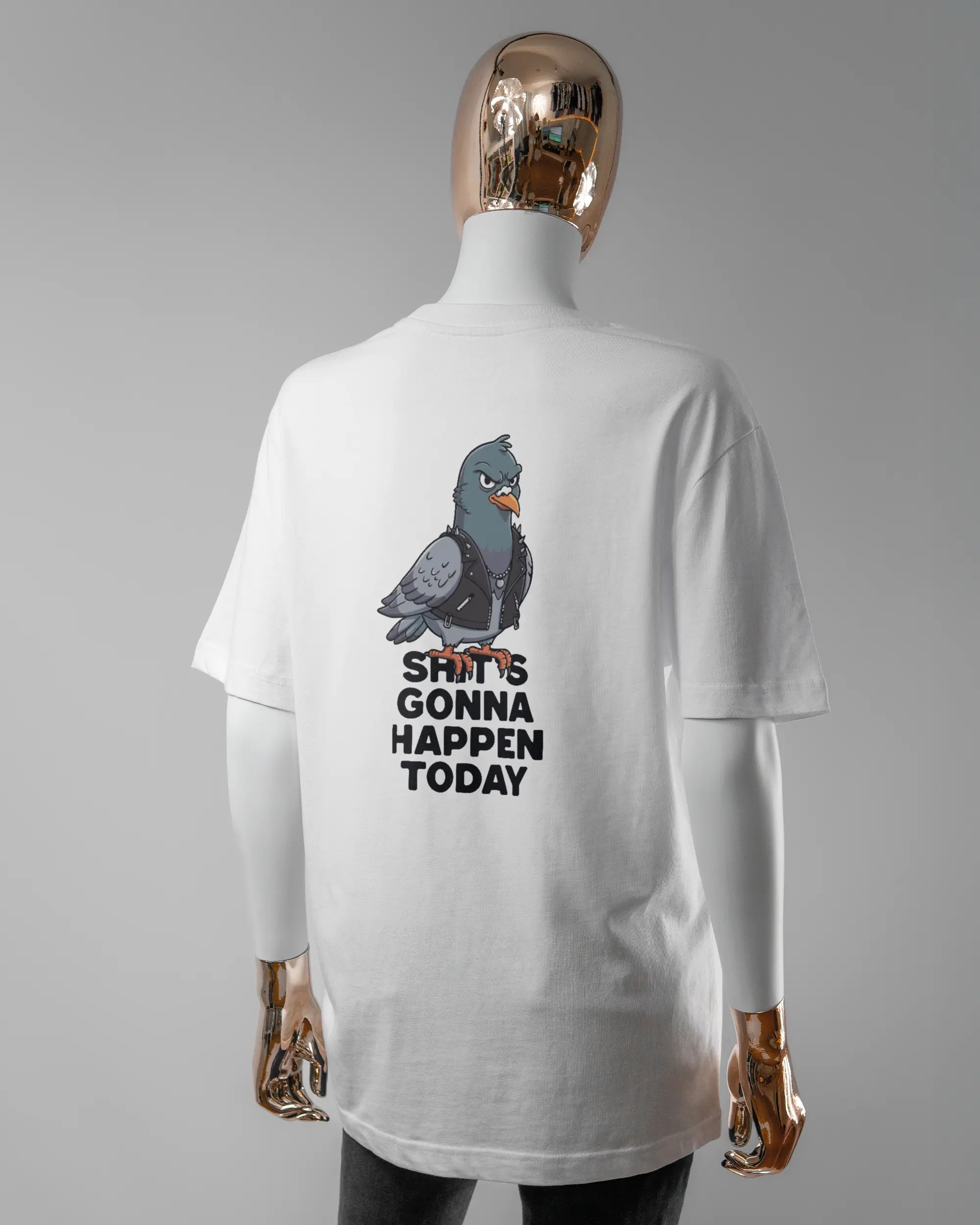 Rückseite des Organic Unisex T-Shirt Relaxed von Maondo mit dem Design Pigeon Pun in der Farbe White und in der Größe S getragen von einer femininen Puppe