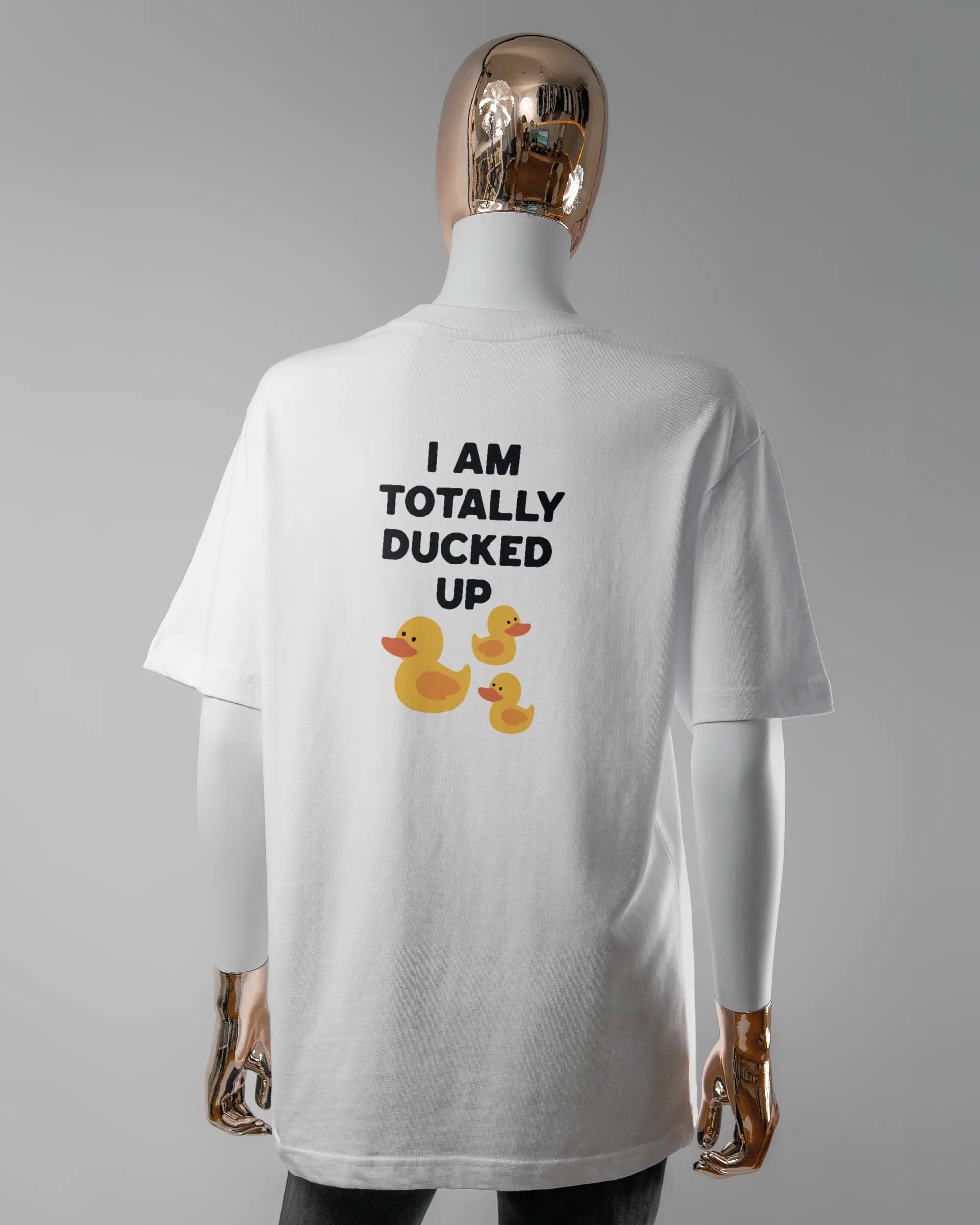 Rückseite des Organic Unisex T-Shirt Relaxed von Maondo mit dem Design Ducked Up in der Farbe White und in der Größe S getragen von einer femininen Puppe