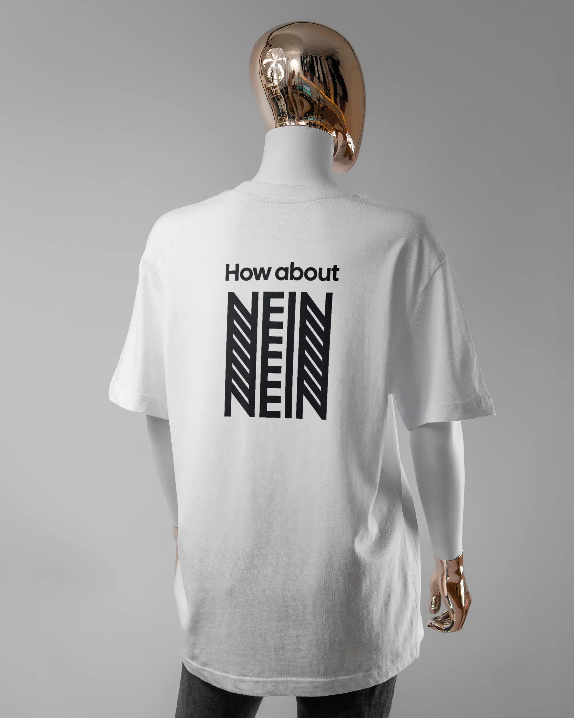 Rückseite des Organic Unisex T-Shirt Relaxed von Maondo mit dem Design How about nein in der Farbe White und in der Größe S getragen von einer femininen Puppe