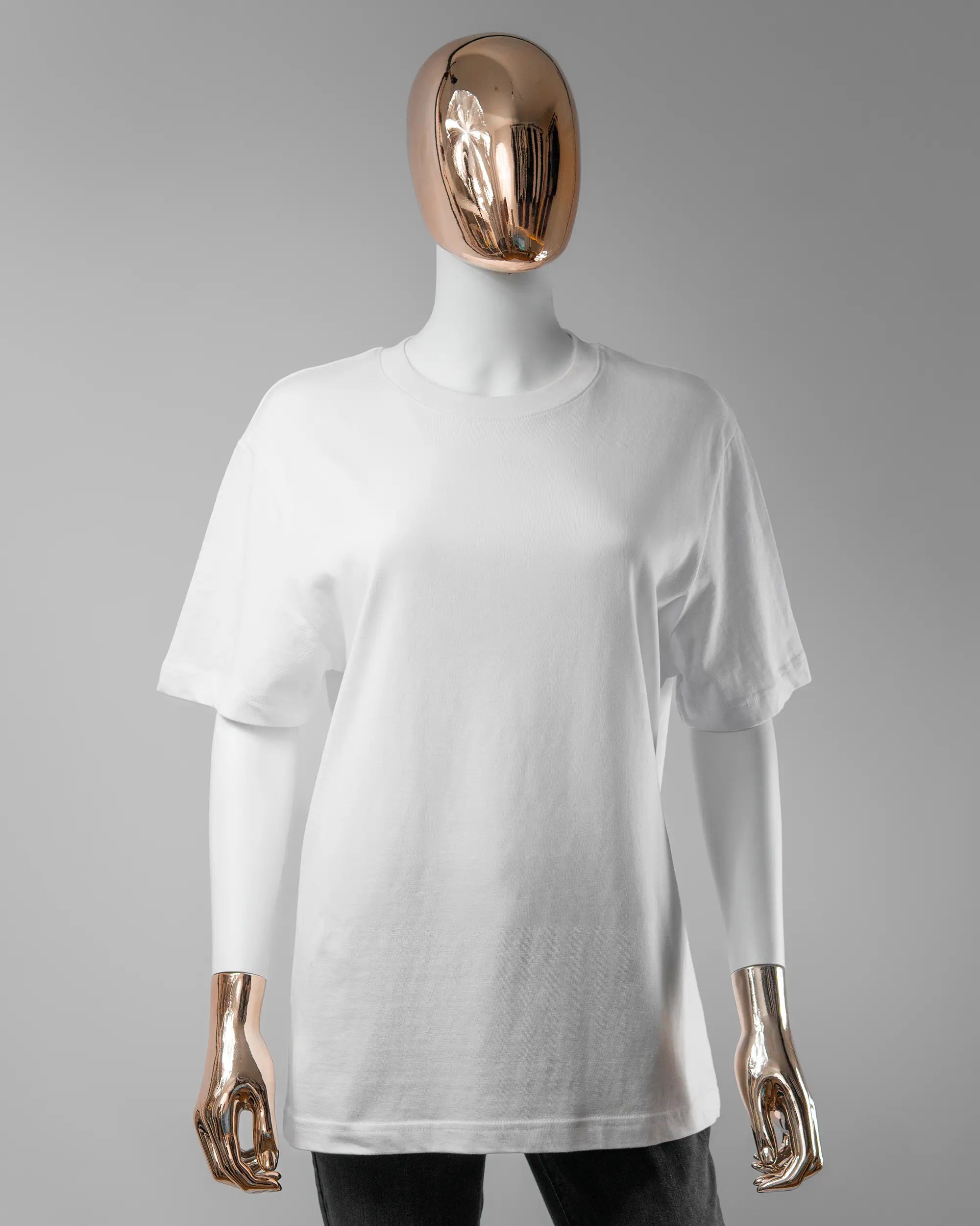 Vorderseite des Organic Unisex T-Shirt Relaxed von Maondo ohne Motiv in der Farbe White und in der Größe S getragen von einer femininen Puppe