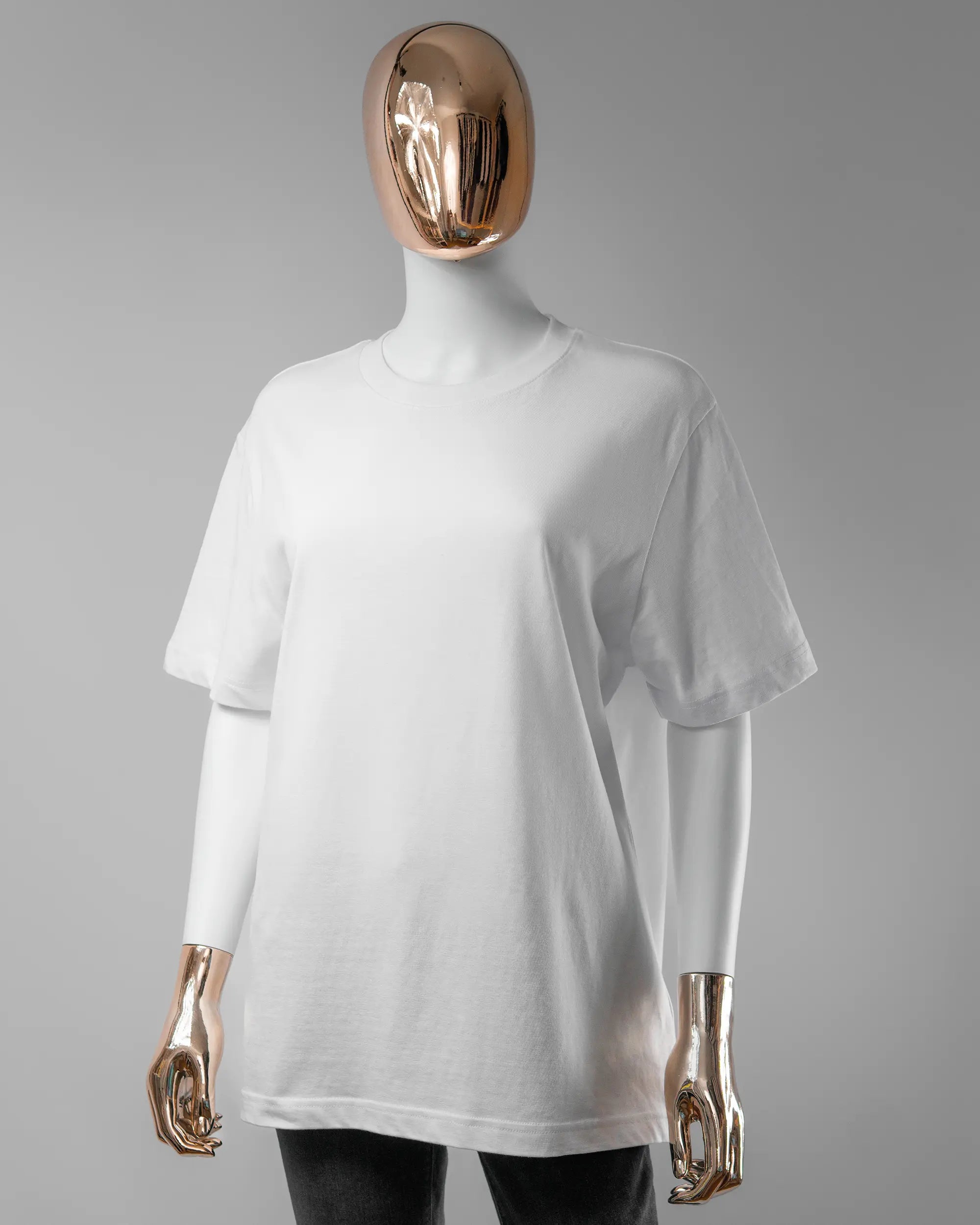 Vorderseite des Organic Unisex T-Shirt Relaxed von Maondo ohne Motiv in der Farbe White und in der Größe S getragen von einer femininen Puppe