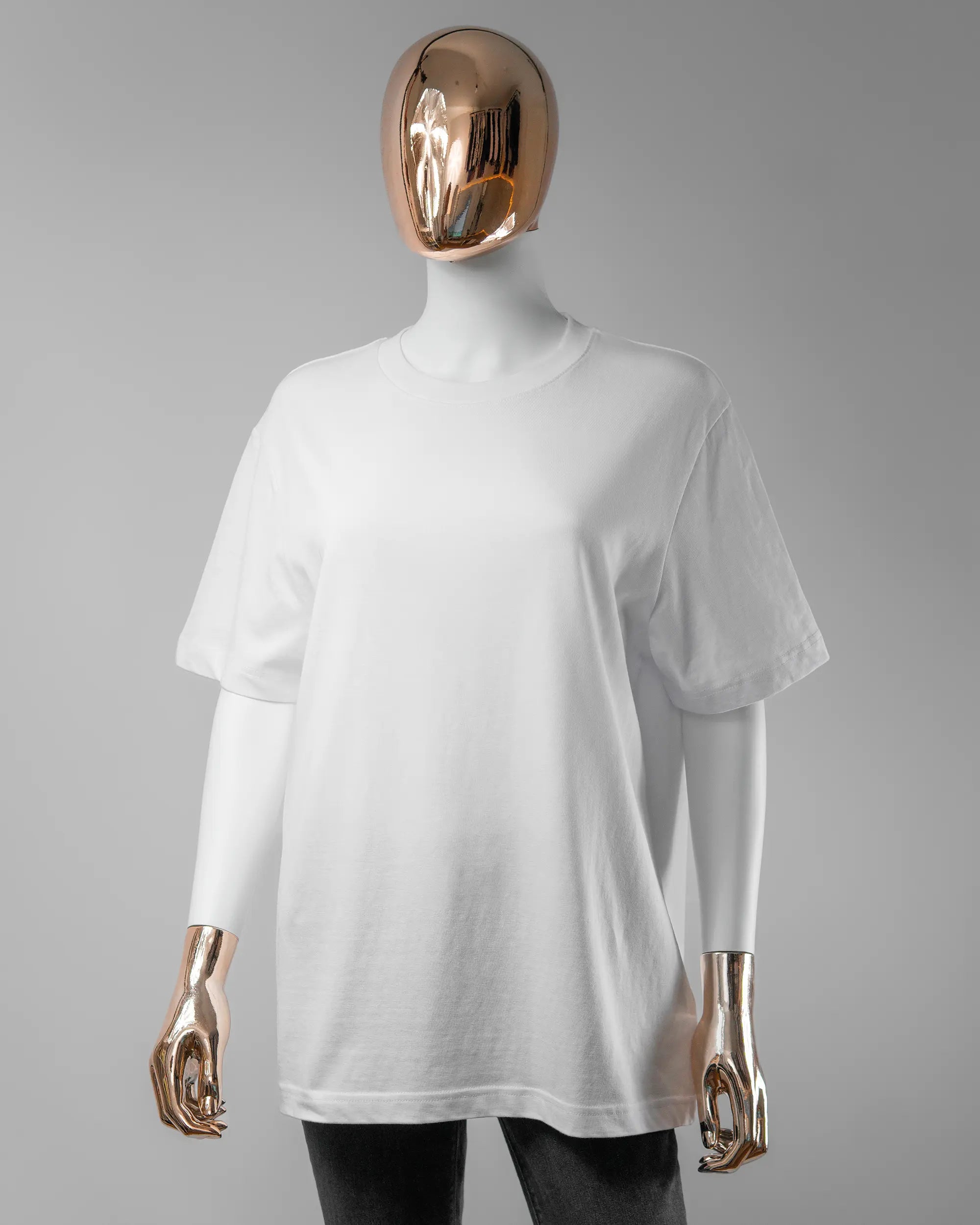 Vorderseite des Organic Unisex T-Shirt Relaxed von Maondo ohne Motiv in der Farbe White und in der Größe S getragen von einer femininen Puppe