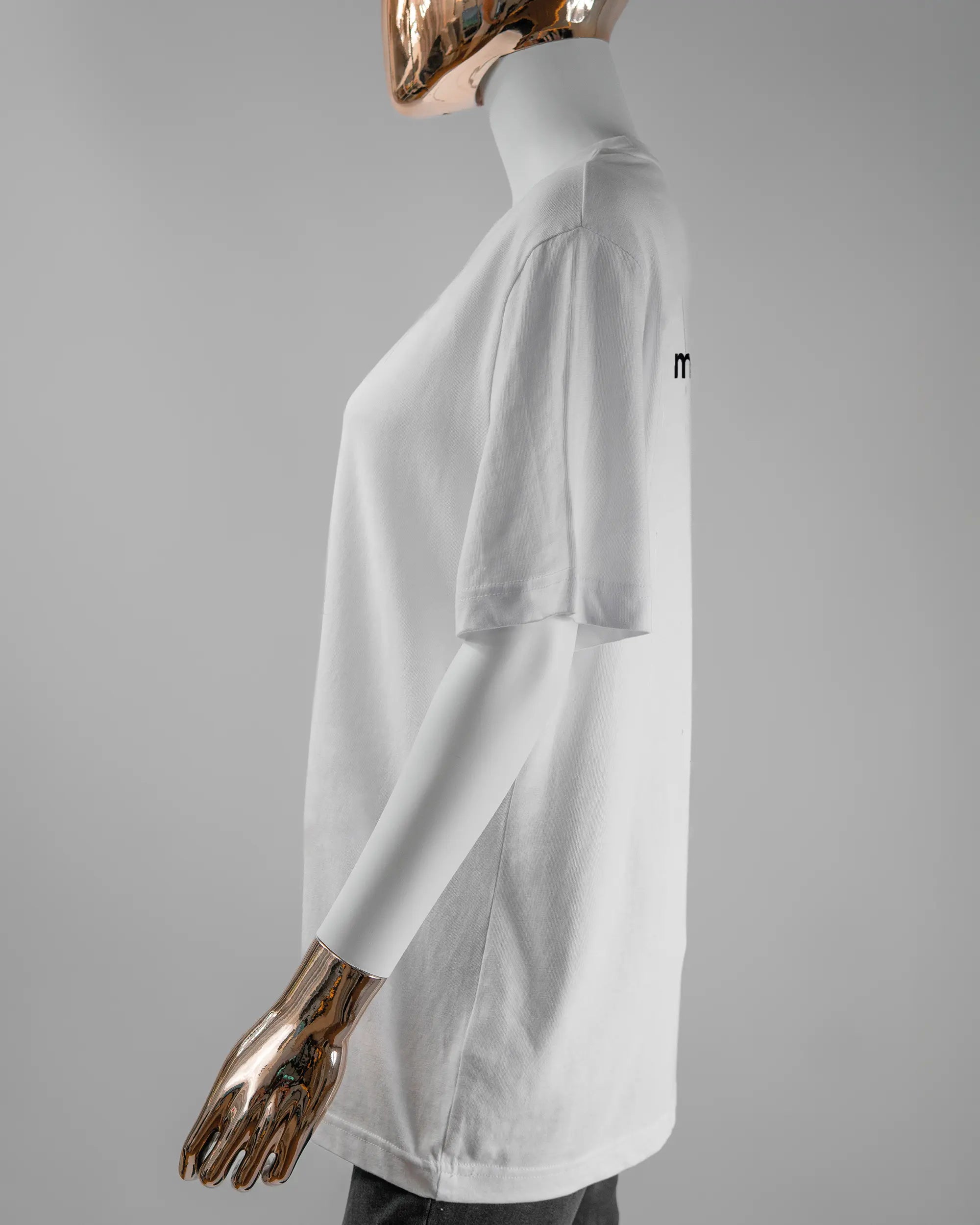 Seitenansicht des Organic Unisex T-Shirt Relaxed von Maondo mit dem Design Morning Person hinten in der Farbe White und in der Größe S getragen von einer femininen Puppe