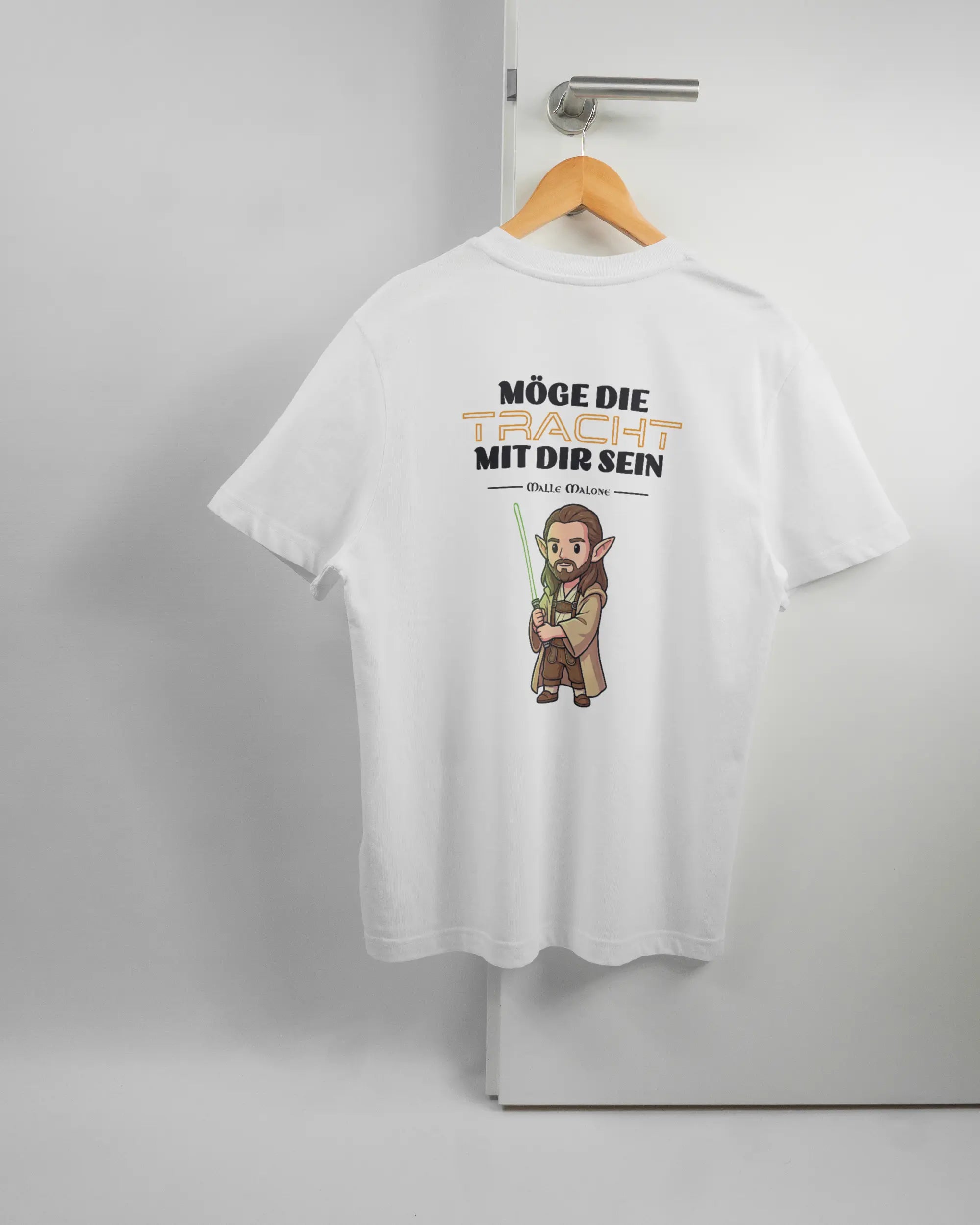 Rückseite des Organic Unisex T-Shirt Relaxed von Maondo mit dem Design Tracht mit dir in der Farbe White und in der Größe S auf einem Bügel an der Türklinke aufgehängt